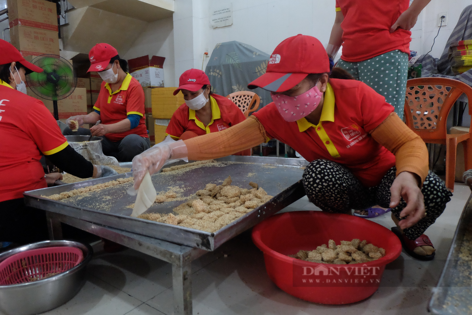 Đặc sản &quot;bảy lửa&quot; cháy hàng dịp Tết, làm từ 1 giờ sáng vẫn không đủ bán - Ảnh 2.