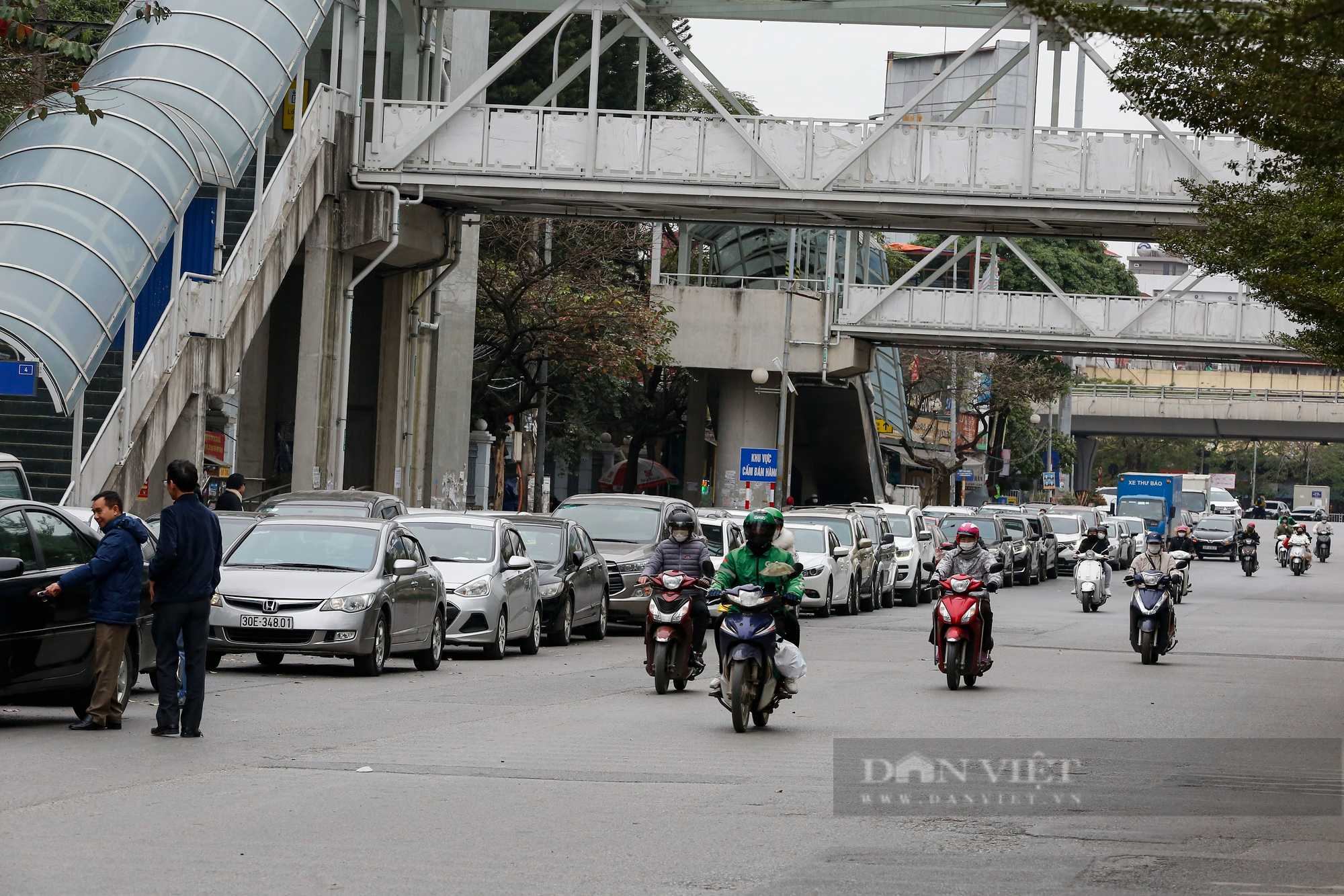 Cảnh xe ôtô xếp hàng dài cả trăm mét chờ đăng kiểm tại Hà Nội - Ảnh 1.