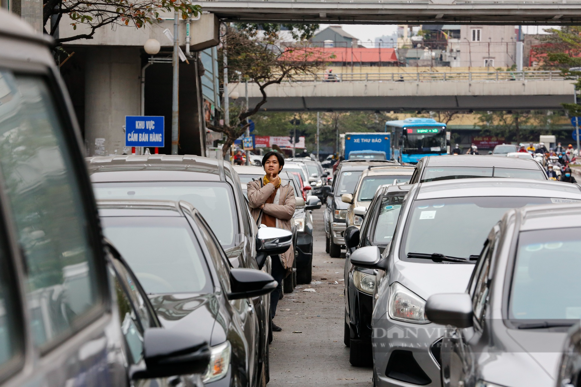 Cảnh xe ôtô xếp hàng dài cả trăm mét chờ đăng kiểm tại Hà Nội - Ảnh 2.
