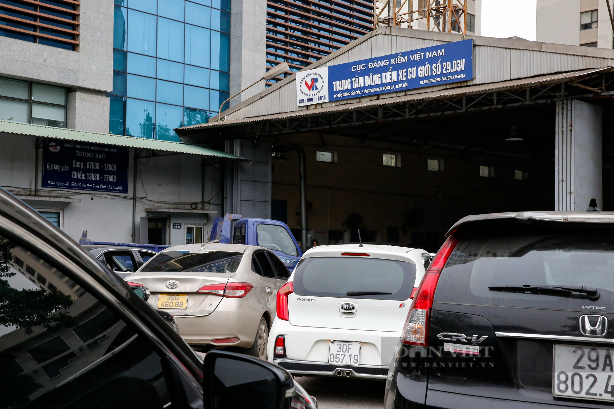 Cảnh xe ôtô xếp hàng dài cả trăm mét chờ đăng kiểm tại Hà Nội - Ảnh 3.