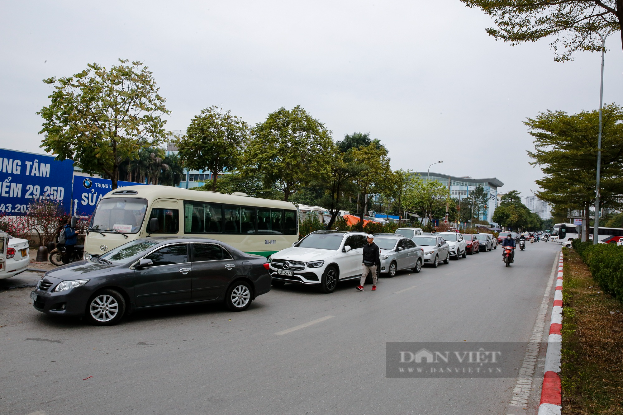 Cảnh xe ôtô xếp hàng dài cả trăm mét chờ đăng kiểm tại Hà Nội - Ảnh 11.