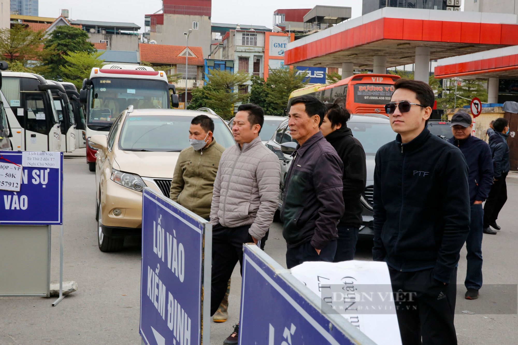 Cảnh xe ôtô xếp hàng dài cả trăm mét chờ đăng kiểm tại Hà Nội - Ảnh 12.