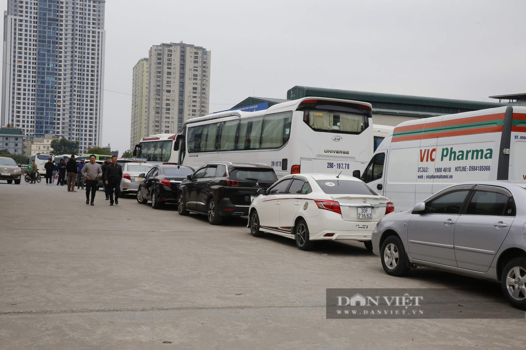 Cảnh xe ôtô xếp hàng dài cả trăm mét chờ đăng kiểm tại Hà Nội - Ảnh 14.