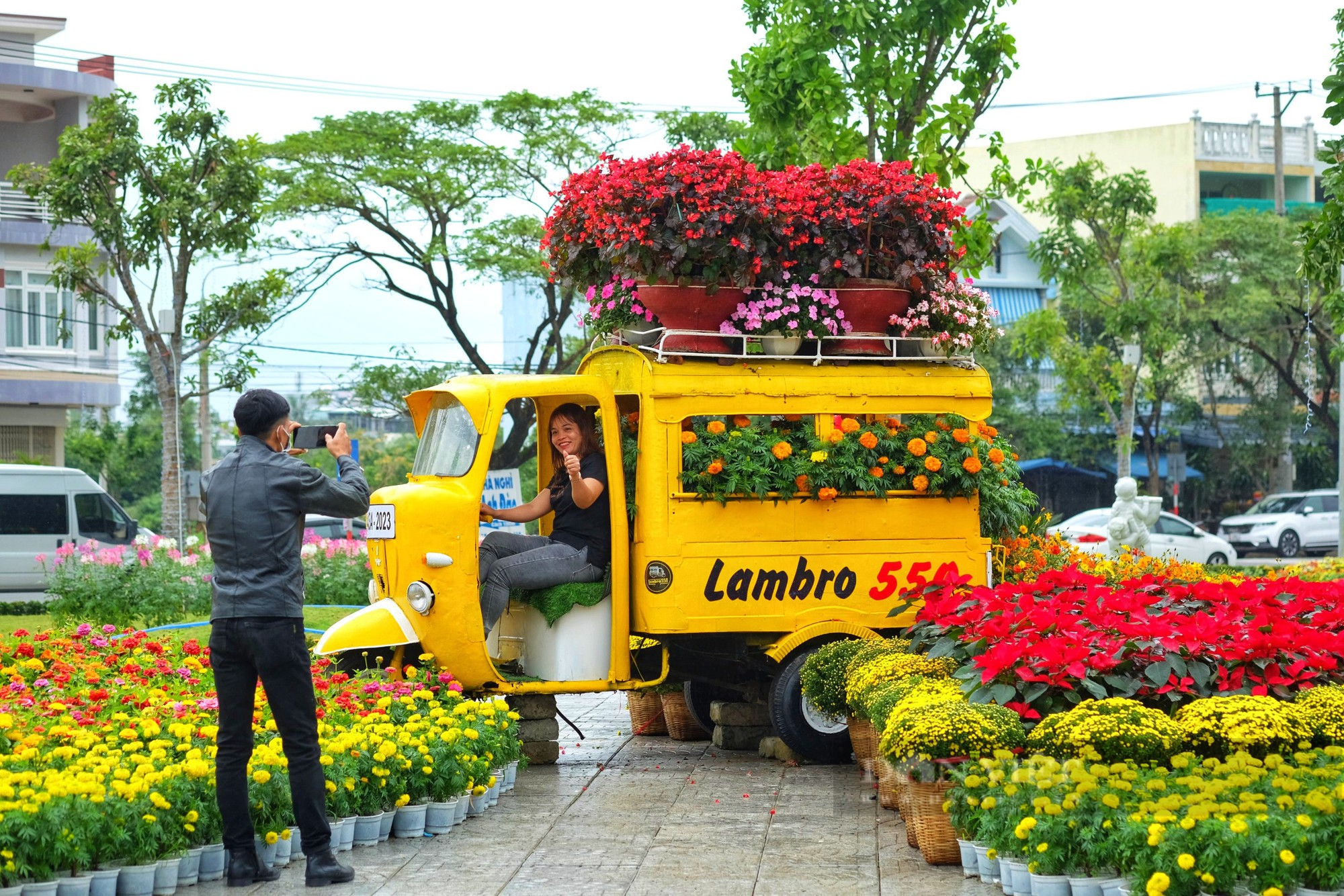 Thích thú check-in vườn hoa dưới chân núi Ngũ Hành Sơn - Ảnh 6.