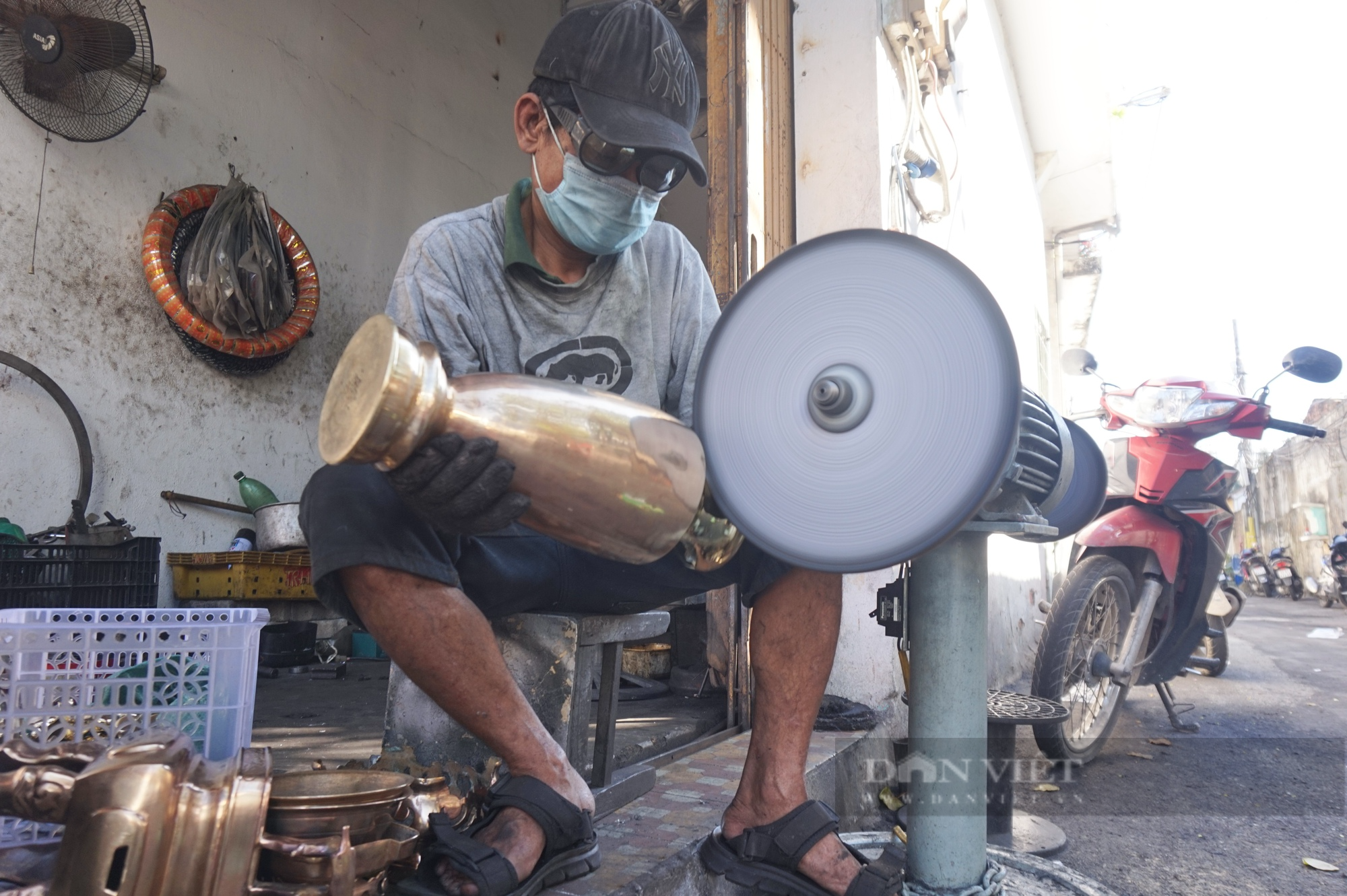 Đà Nẵng: Nở rộ dịch vụ “khoác áo mới” cho lư đồng, thợ kiếm tiền triệu tiêu Tết - Ảnh 3.