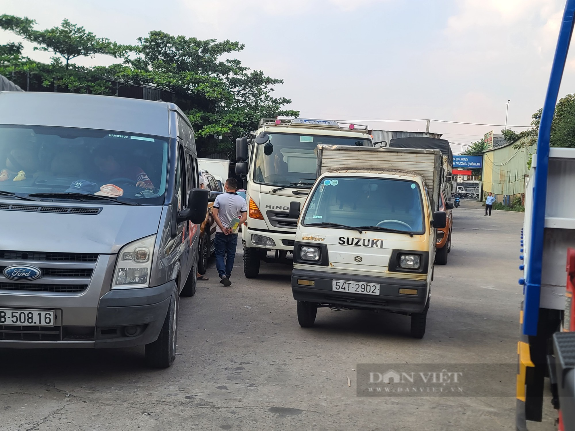 Bốn trung tâm đăng kiểm ở TP.HCM hoạt động trở lại, hàng chục tài xế đi từ sáng sớm vật vã, xếp hàng chờ đợi - Ảnh 4.