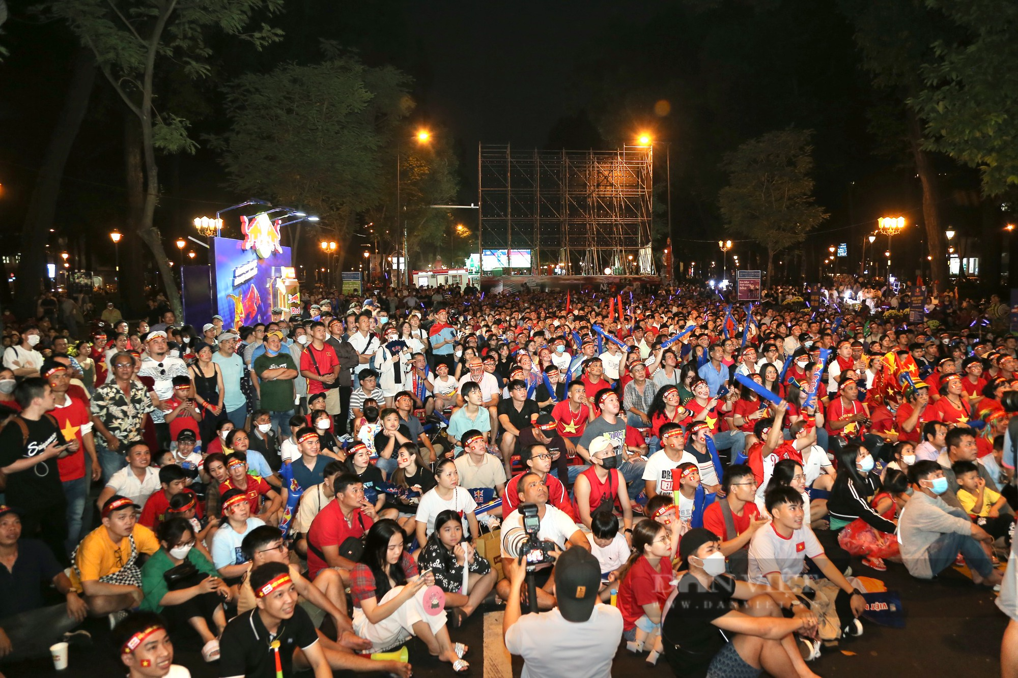 Thầy Park hết phép, người hâm mộ Sài thành đẫm nước mắt khi thua Thái Lan - Ảnh 1.