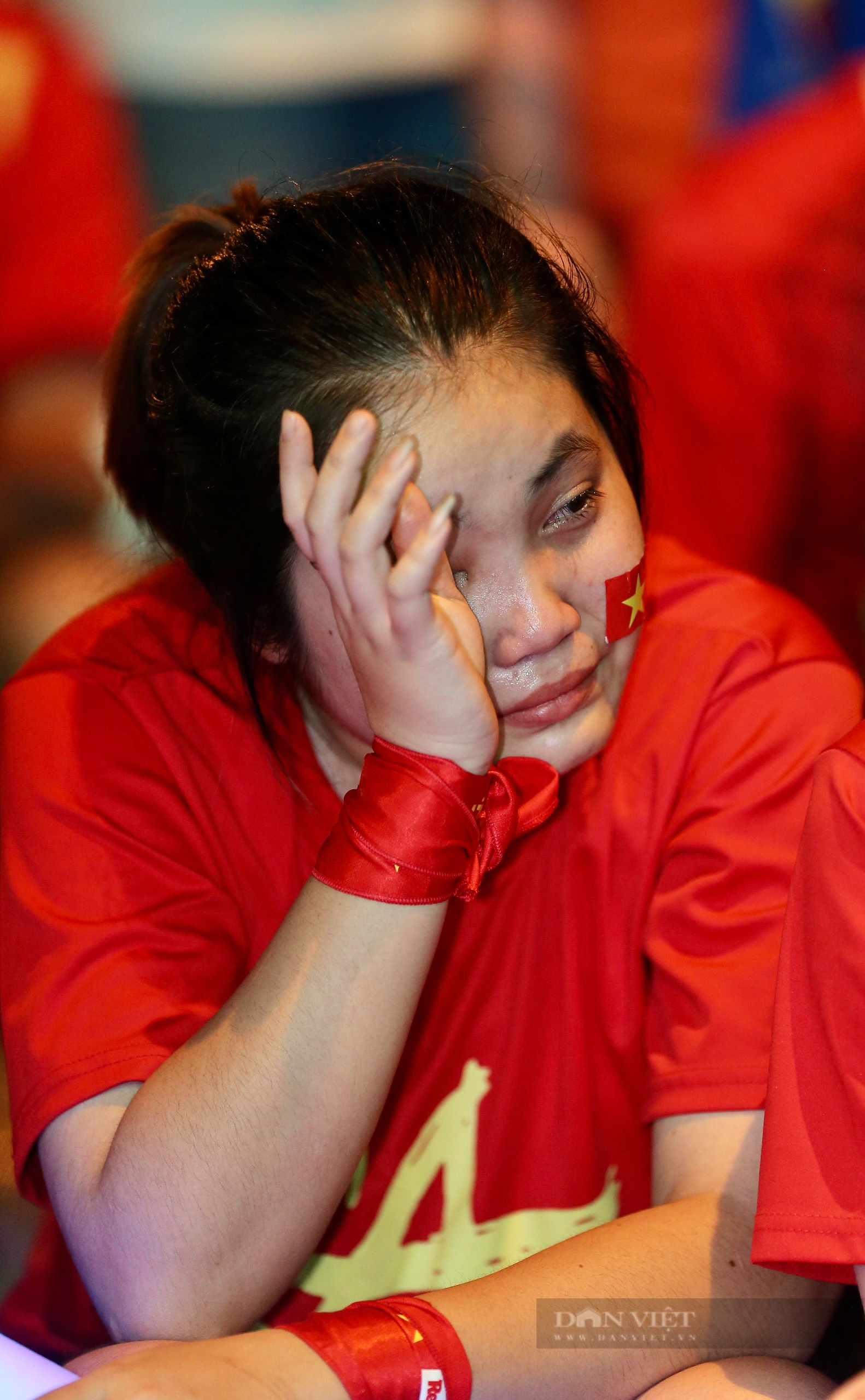 Thầy Park hết phép, người hâm mộ Sài thành đẫm nước mắt khi thua Thái Lan - Ảnh 14.