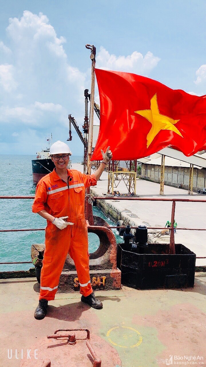 Thủy thủ người Nghệ An vượt hàng trăm km biển sang Thái Lan, &quot;tiếp lửa&quot; ĐT Việt Nam - Ảnh 1.