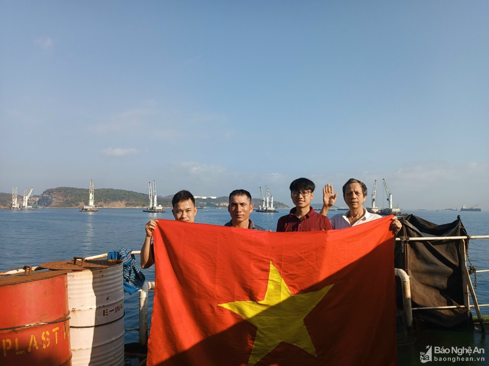 Thủy thủ người Nghệ An vượt hàng trăm km biển sang Thái Lan, &quot;tiếp lửa&quot; ĐT Việt Nam - Ảnh 2.