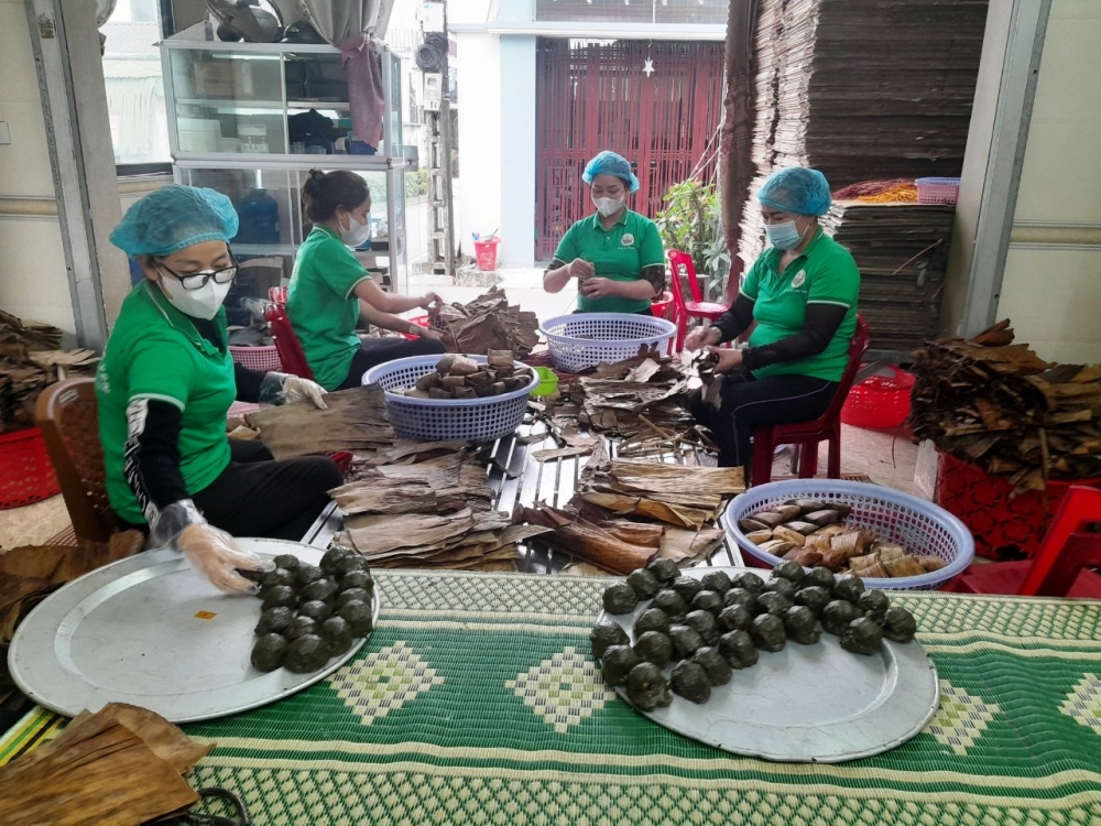 Làng Khóng ngày đêm đỏ lửa để kịp những chuyến bánh gai vào Nam ra Bắc  - Ảnh 1.