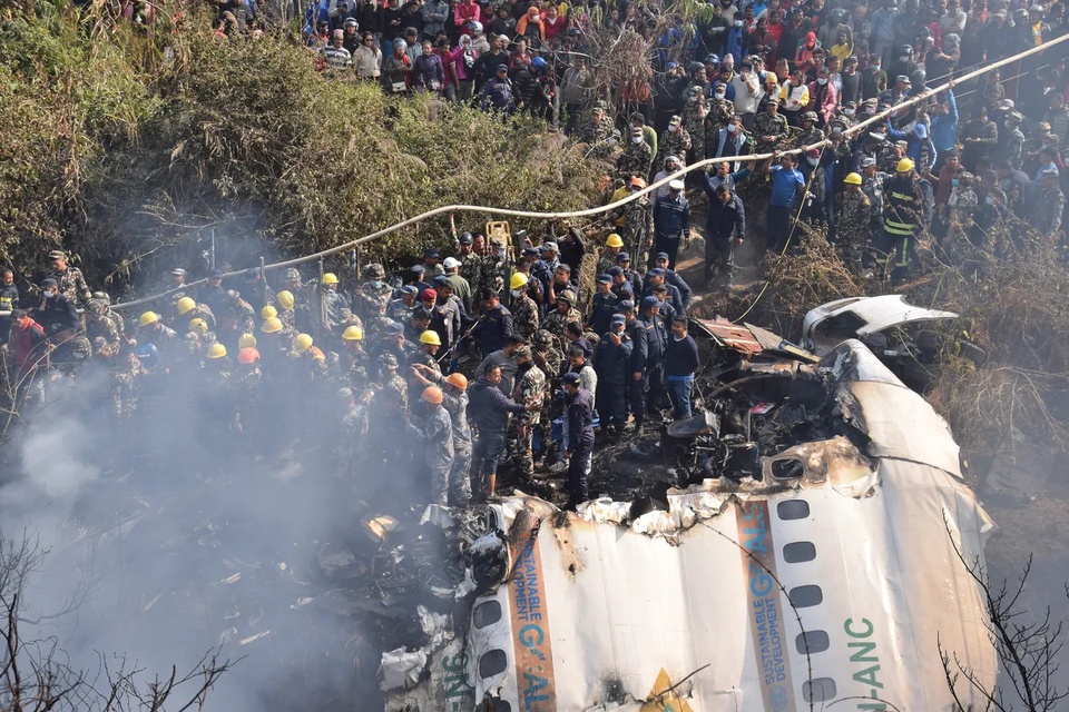 Khoảnh khắc cuối cùng bên trong chuyến bay 'tử thần' rơi ở Nepal - Ảnh 1.