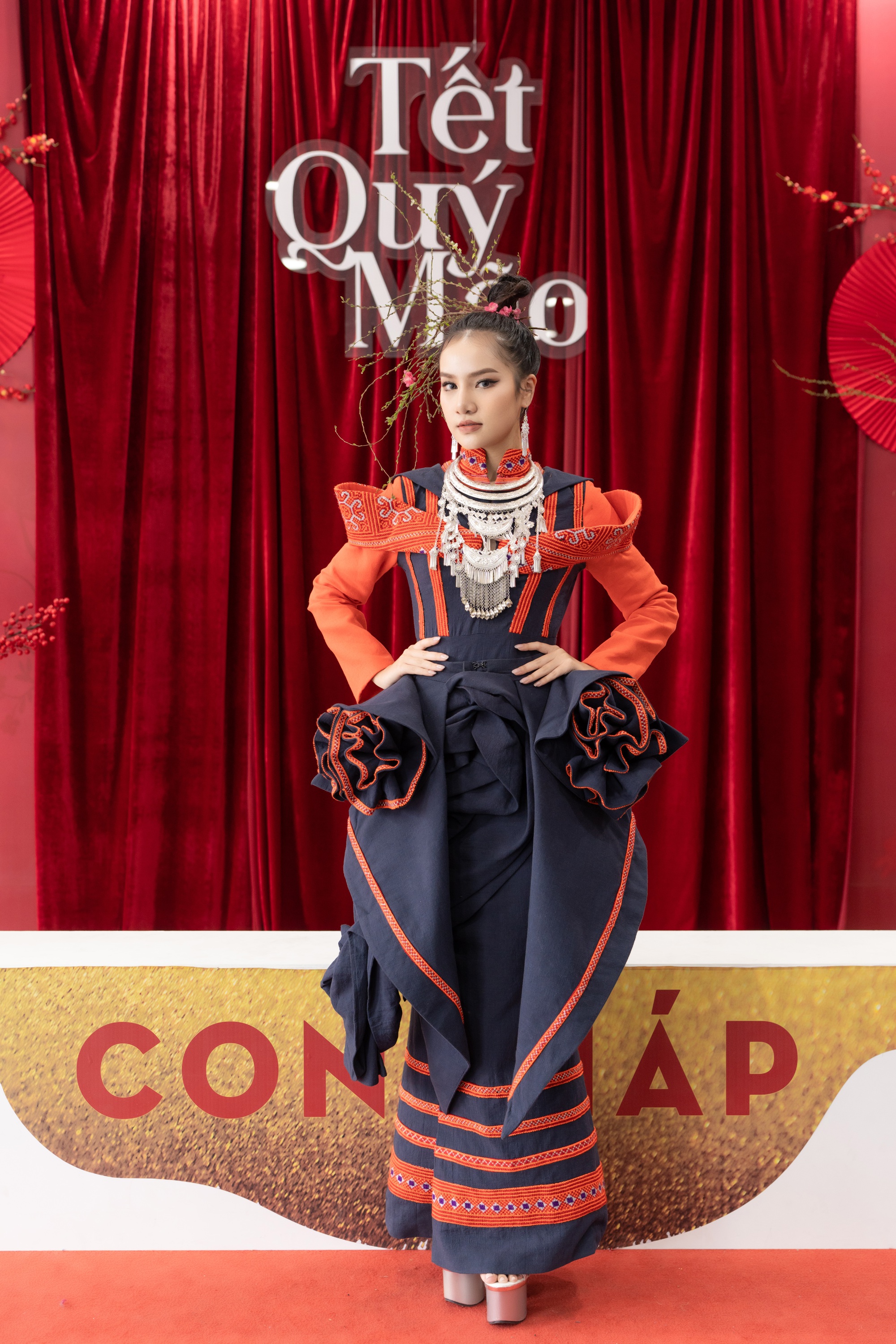Á hậu Hương Ly khoe nhan sắc ngọt ngào trong những thiết kế áo dài đậm chất xuân - Ảnh 1.