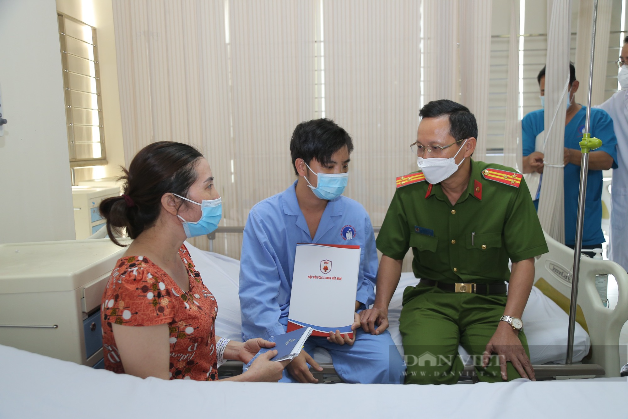 Thăm hỏi động viên gia đình 2 chiến sĩ hy sinh, 4 bị thương vụ lật xe PCCC & CNCH tại Bình Phước - Ảnh 2.