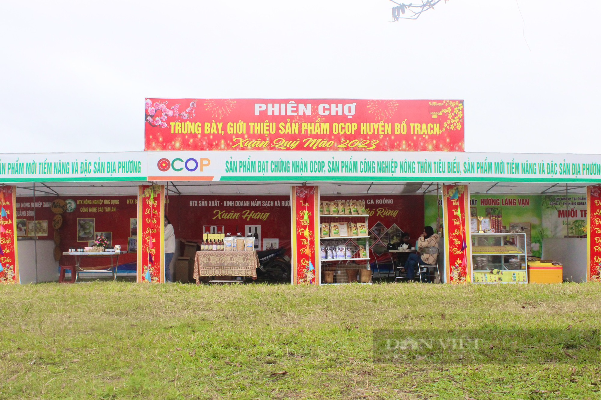 Một huyện ở Quảng Bình tổ chức phiên chợ trưng bày, bán sản phẩm OCOP tấp nập người mua - Ảnh 2.