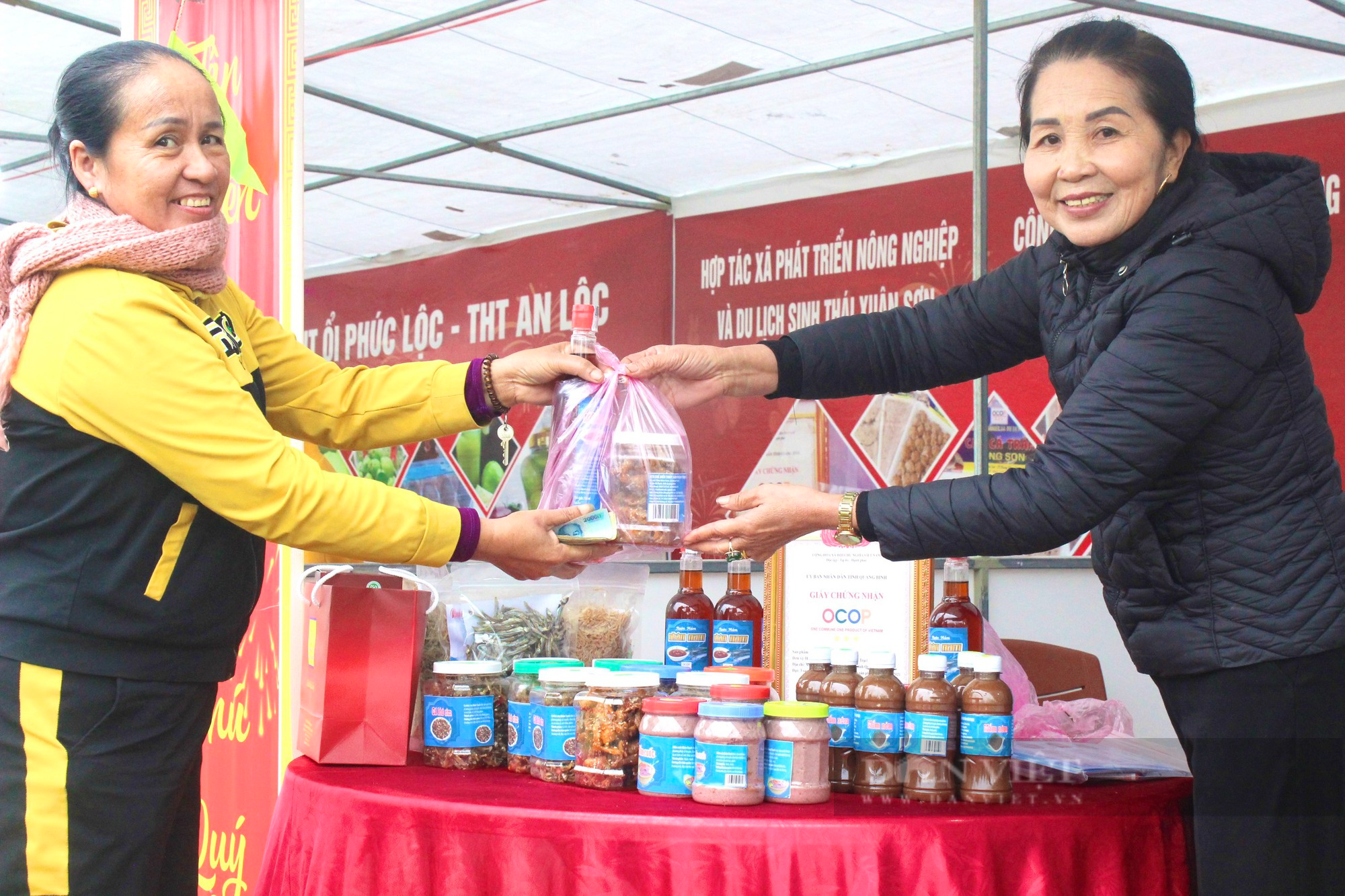 Một huyện ở Quảng Bình tổ chức phiên chợ trưng bày, bán sản phẩm OCOP tấp nập người mua - Ảnh 5.