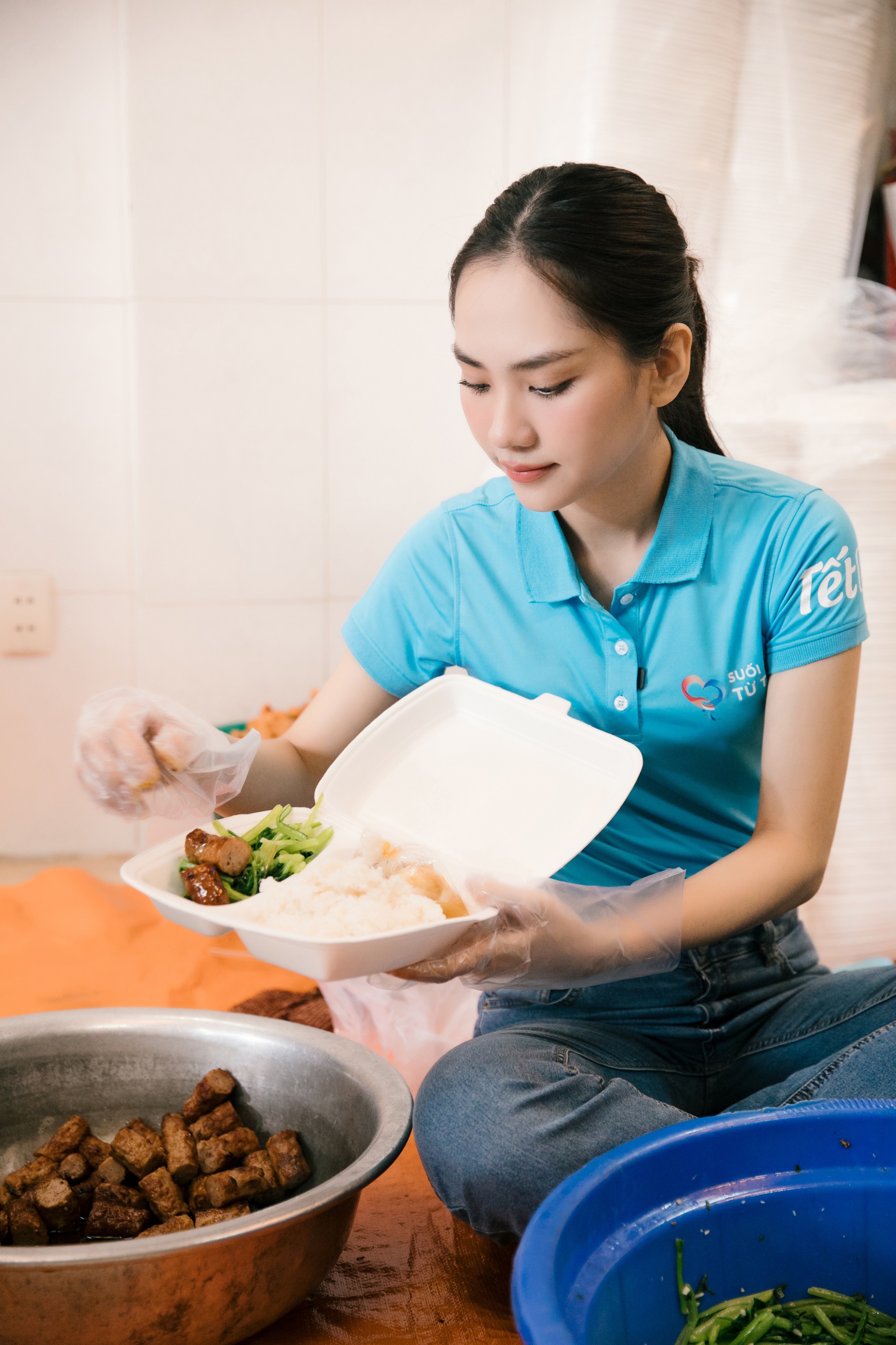Hoa hậu Mai Phương nấu 1.000 suất ăn cho bệnh nhân nghèo trước Tết Nguyên đán - Ảnh 2.