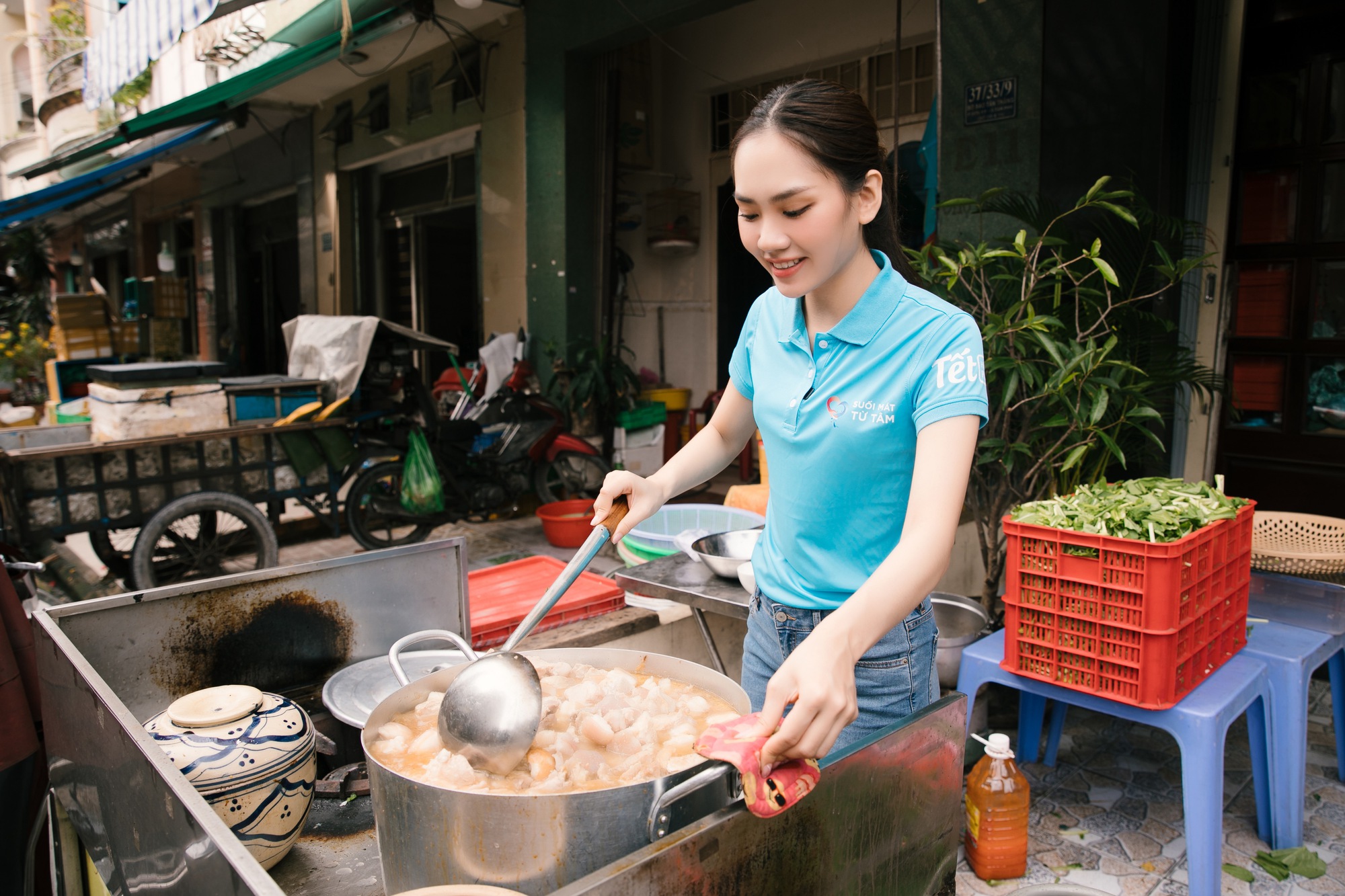 Hoa hậu Mai Phương nấu 1.000 suất ăn cho bệnh nhân nghèo trước Tết Nguyên đán - Ảnh 1.