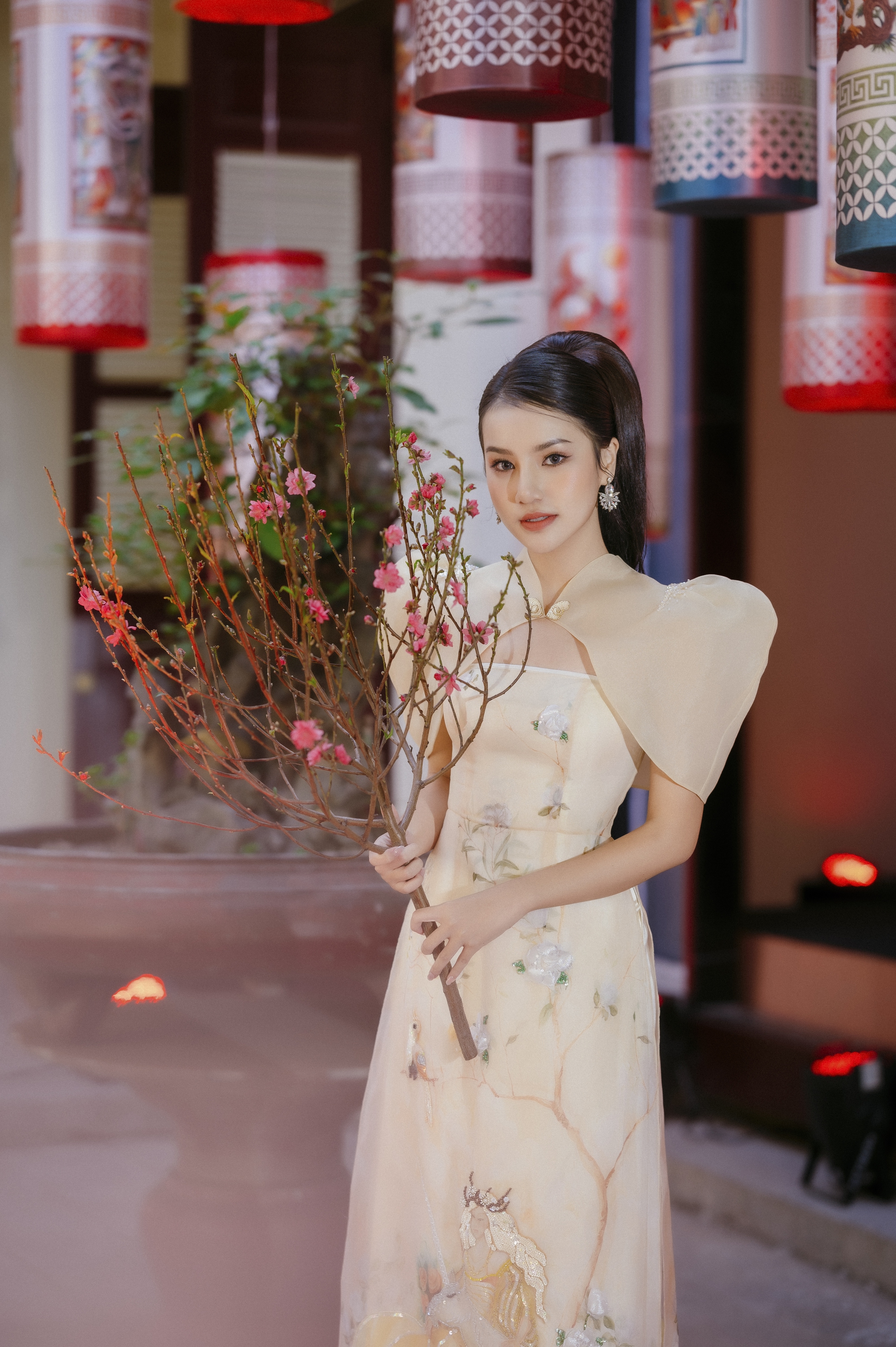 Á hậu Hương Ly khoe nhan sắc ngọt ngào trong những thiết kế áo dài đậm chất xuân - Ảnh 2.