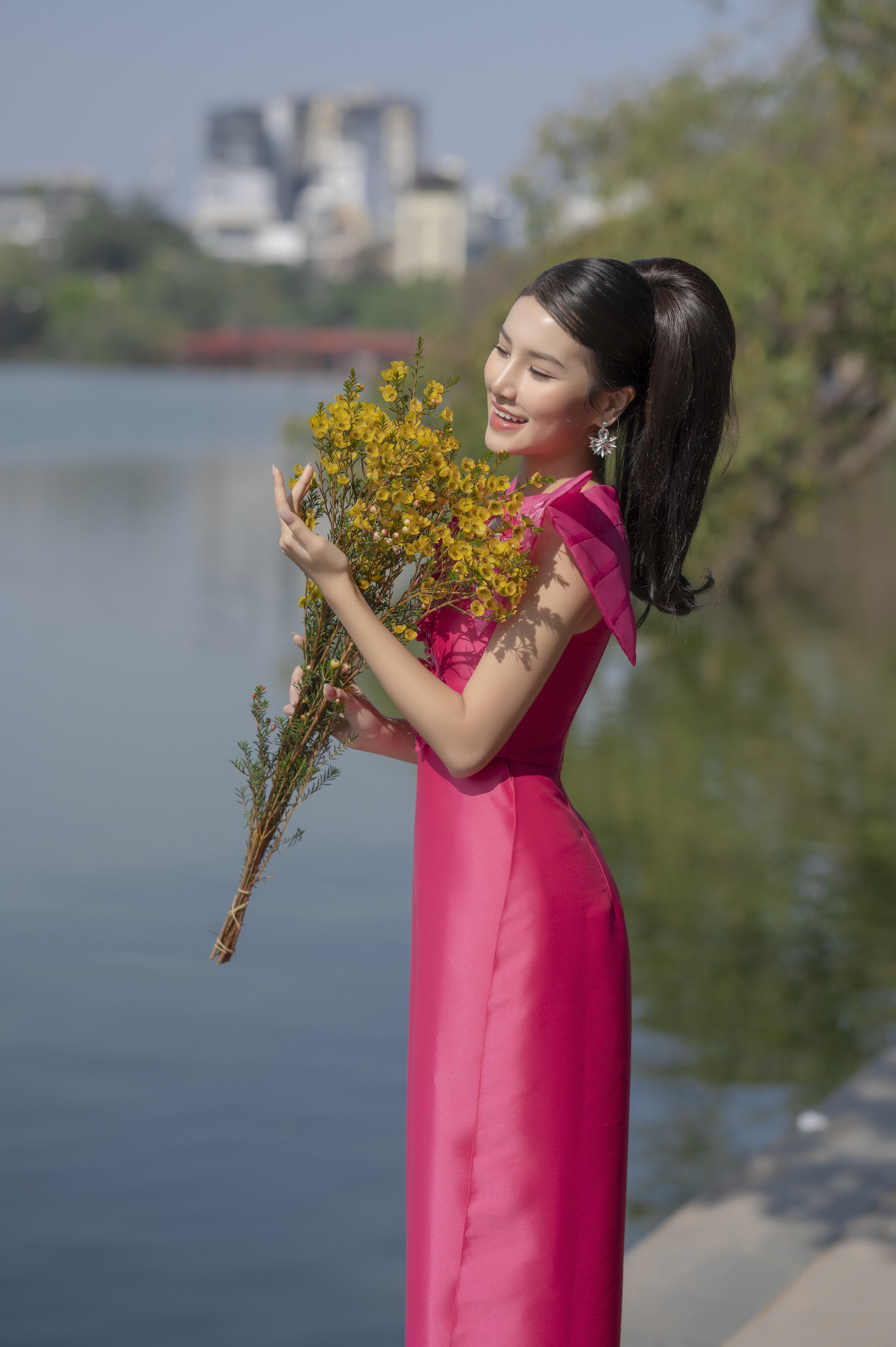 Á hậu Hương Ly khoe nhan sắc ngọt ngào trong những thiết kế áo dài đậm chất xuân - Ảnh 3.