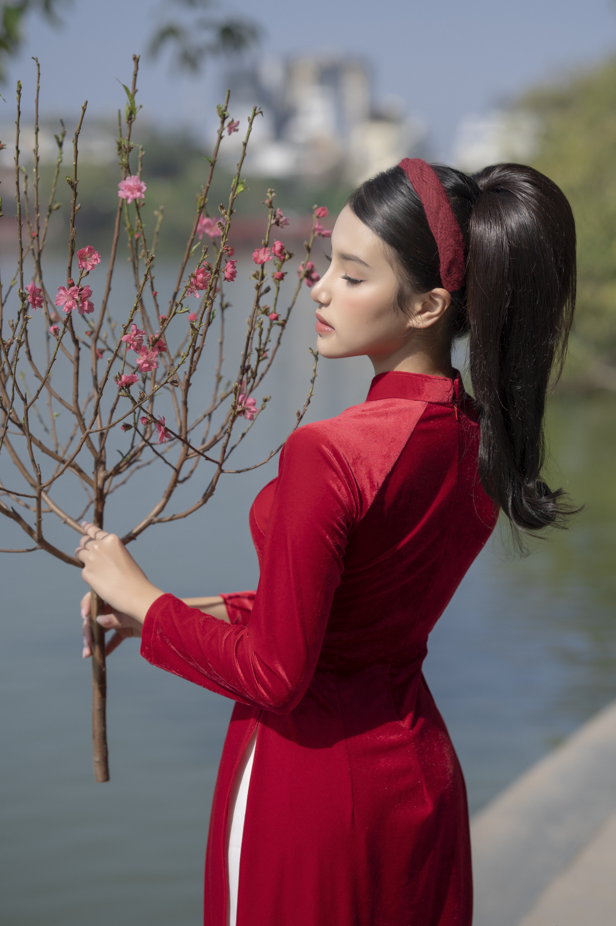 Á hậu Hương Ly khoe nhan sắc ngọt ngào trong những thiết kế áo dài đậm chất xuân - Ảnh 5.
