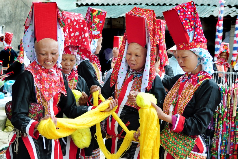 Du khách nước ngoài trầm trồ về trang phục truyền thống của phụ nữ người Dao - Ảnh 1.