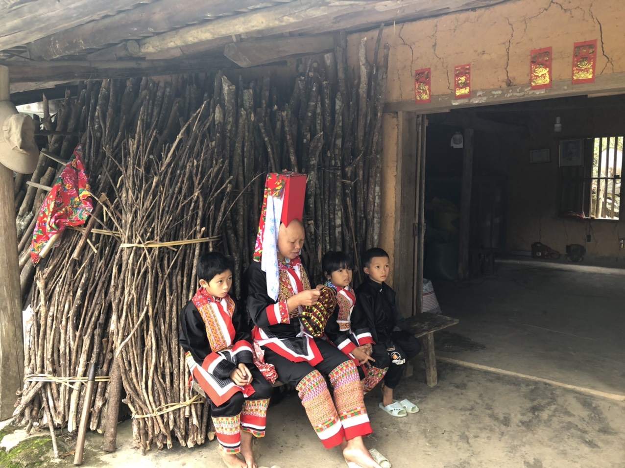 Du khách nước ngoài trầm trồ về trang phục truyền thống của phụ nữ người Dao - Ảnh 2.
