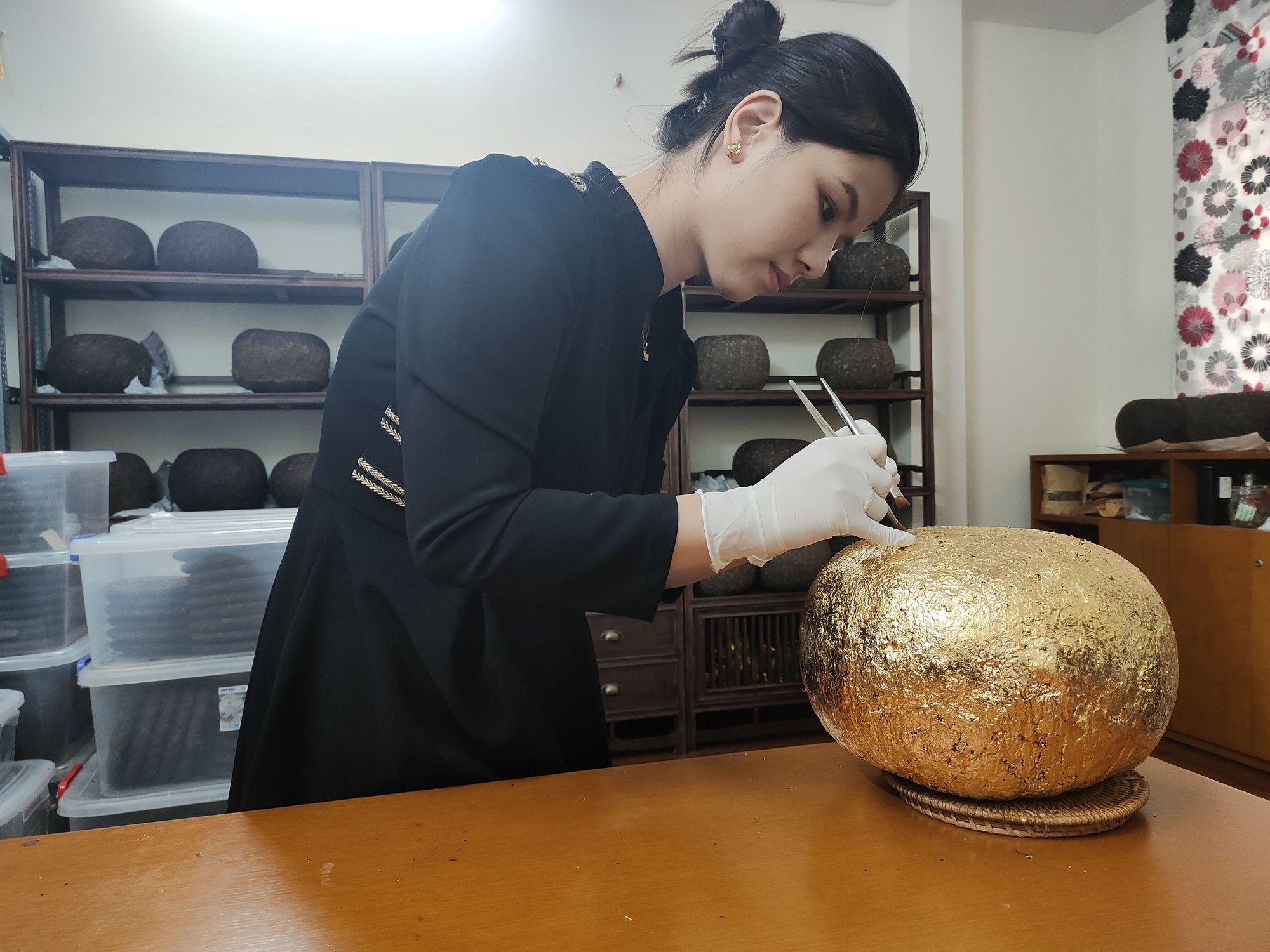 Độc đáo Thạch cổ trà bọc vàng 4.990.000 đồng/bánh không đủ hàng để bán - Ảnh 1.