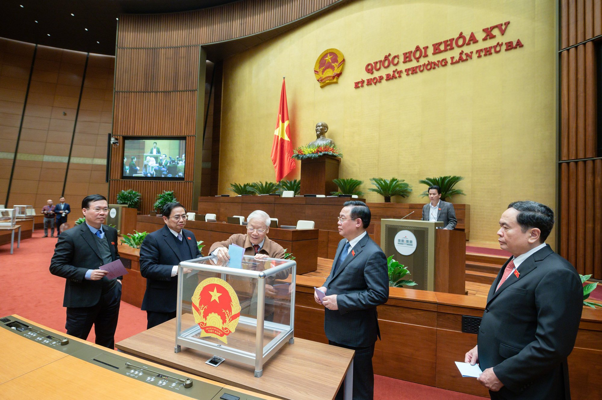 Quốc hội miễn nhiệm Chủ tịch nước Nguyễn Xuân Phúc - Ảnh 1.