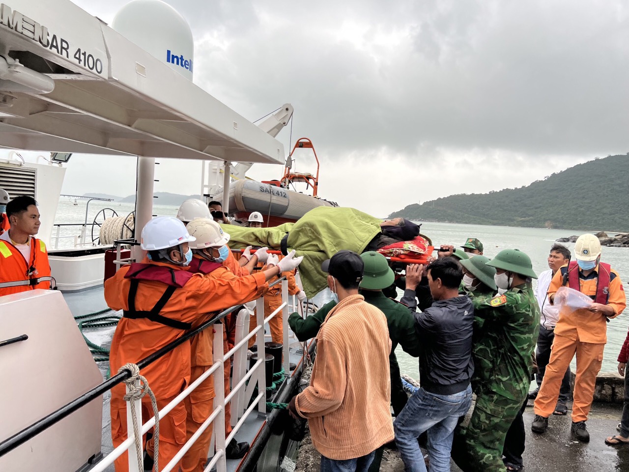 Quảng Nam: Vượt sóng lớn đưa 2 người bị tai biến từ đảo Cù Lao Chàm vào đất liền cấp cứu - Ảnh 1.