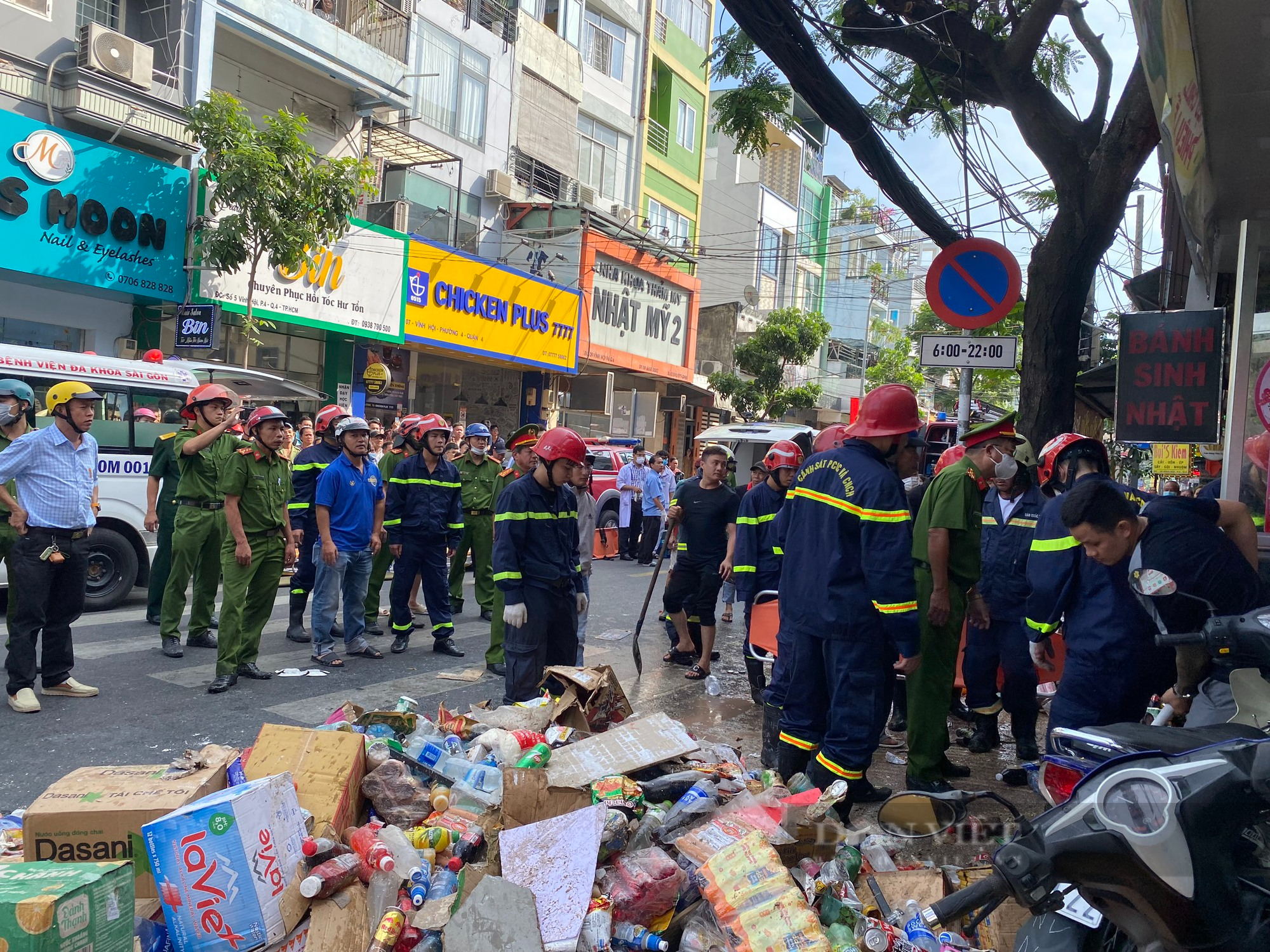 TP.HCM: Sập cửa hàng tiện lợi ở quận 4, hàng chục chiến sĩ Cảnh sát PCCC và cứu nạn, cứu hộ đến hiện trường - Ảnh 1.