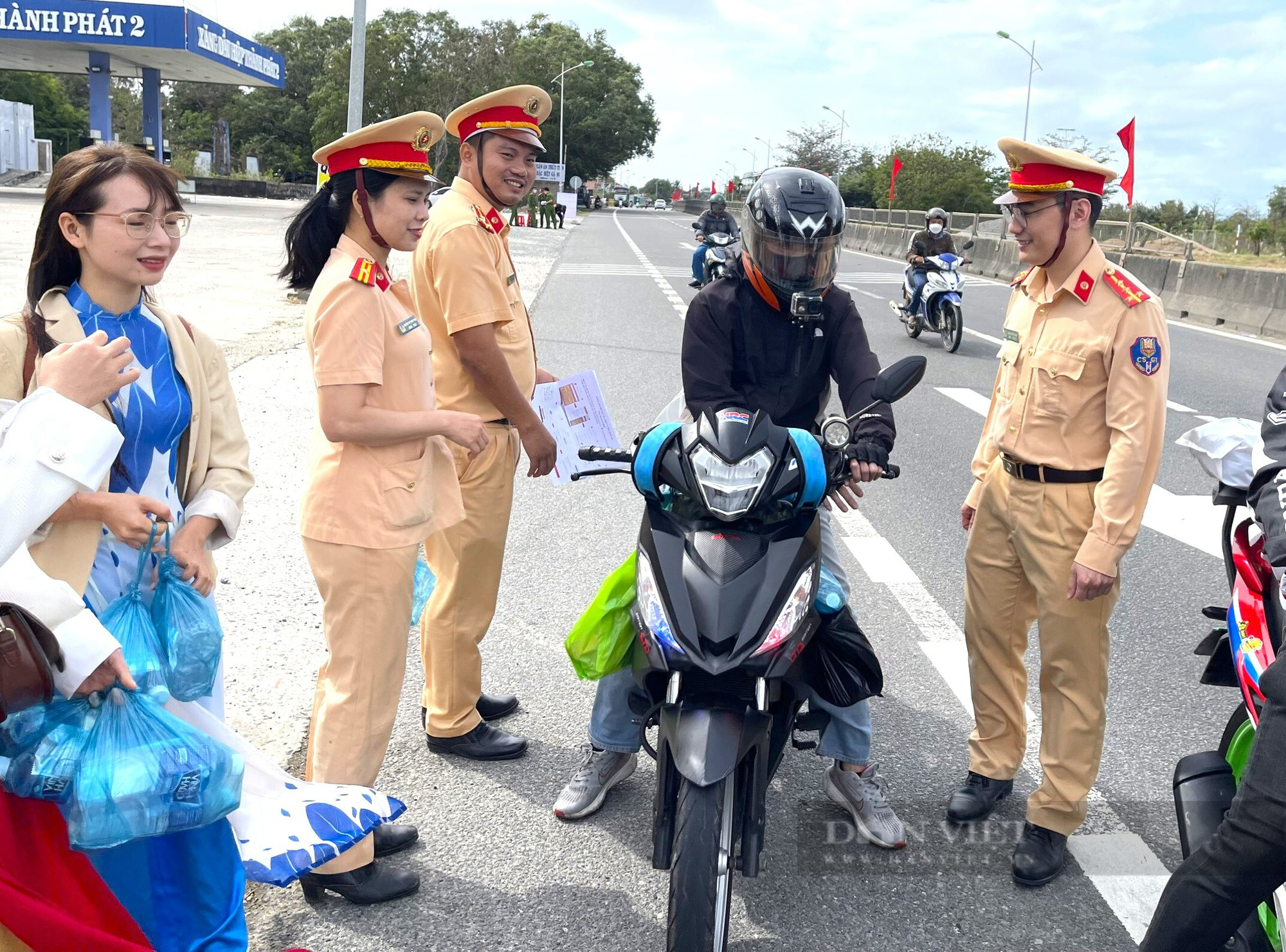 Ấm lòng thức ăn, nước uống miễn phí cho người về quê đón tết qua Ninh Thuận - Ảnh 4.