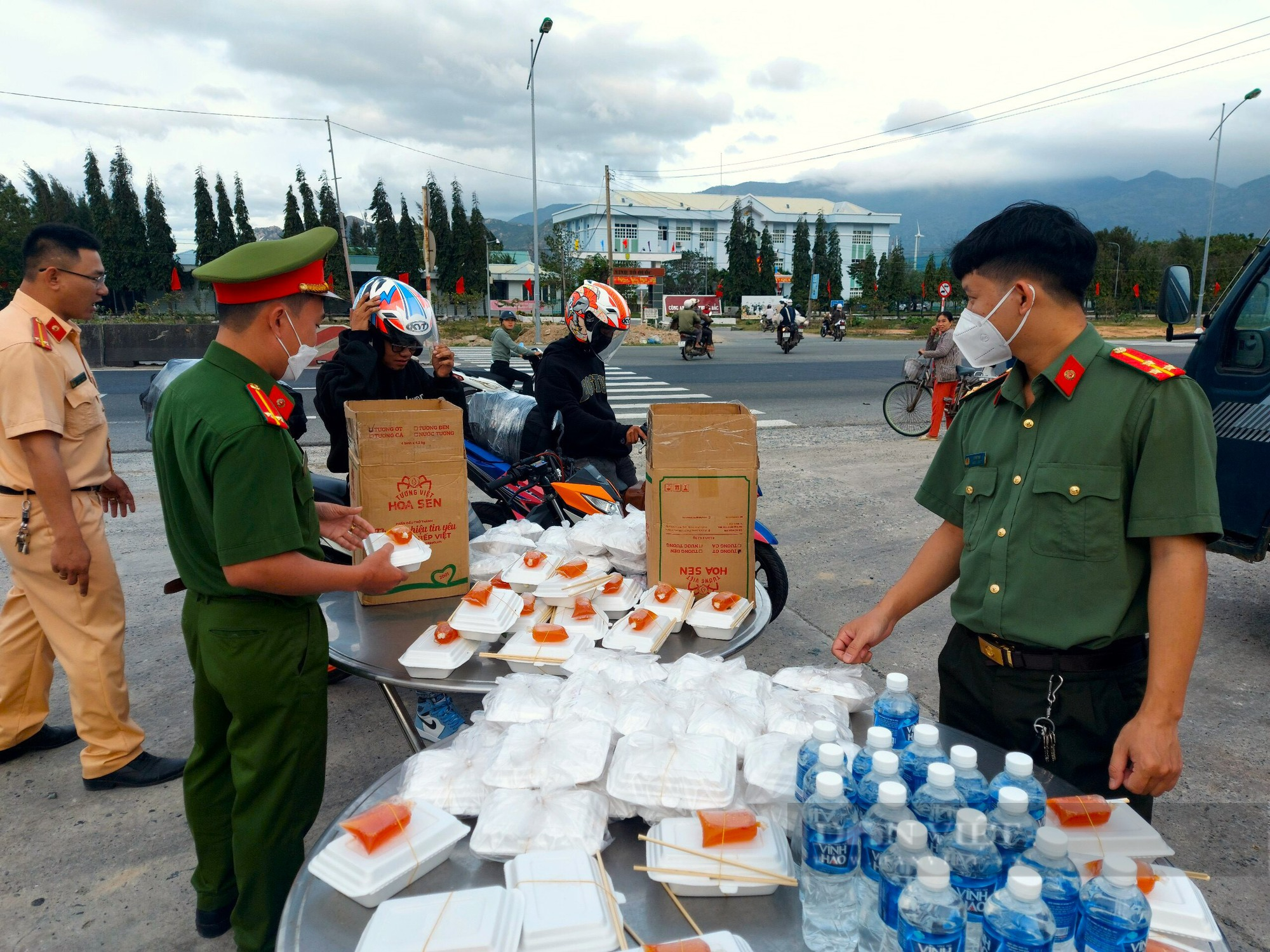 Ấm lòng thức ăn, nước uống miễn phí cho người về quê đón tết qua Ninh Thuận - Ảnh 5.