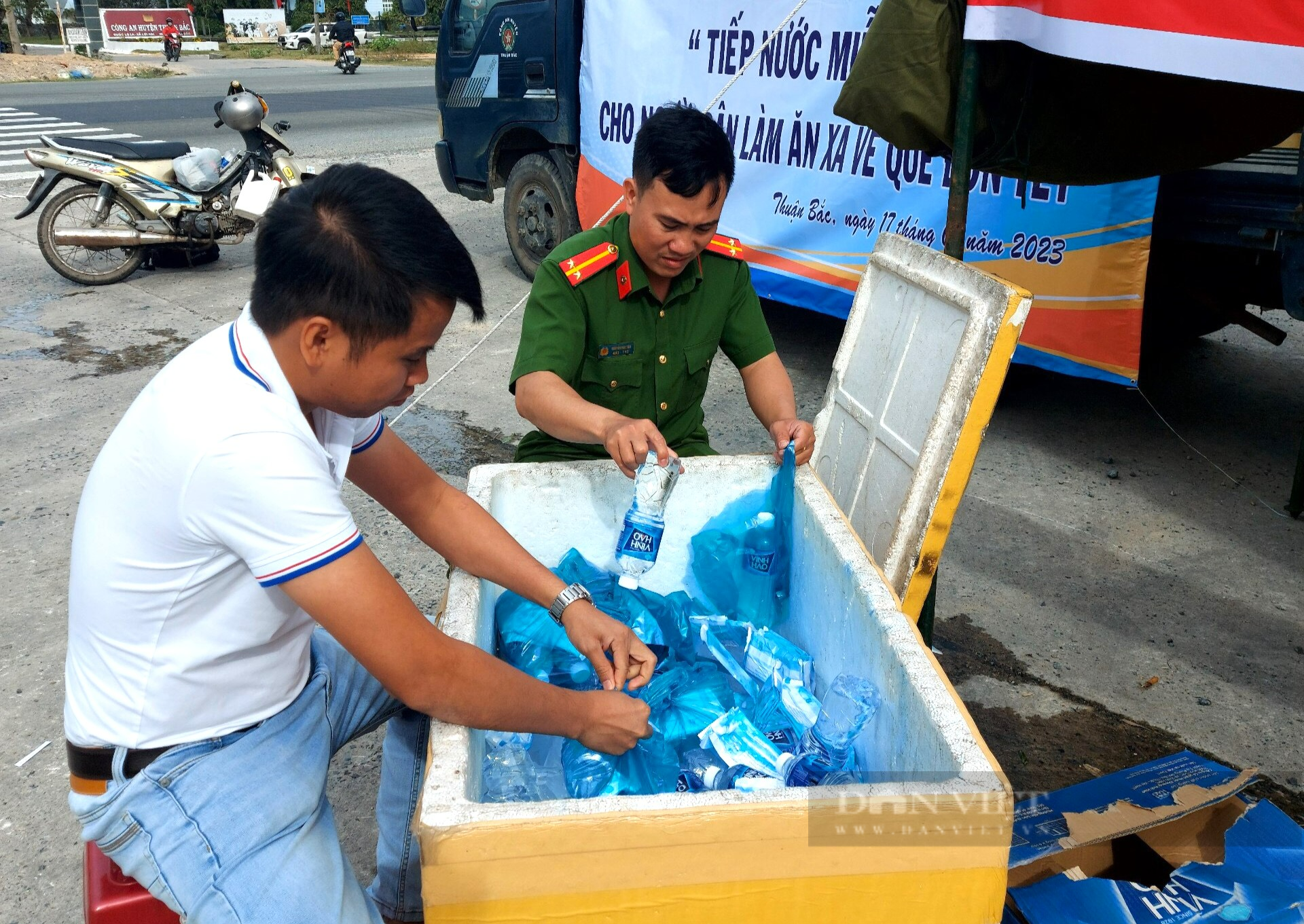 Ấm lòng thức ăn, nước uống miễn phí cho người về quê đón tết qua Ninh Thuận - Ảnh 8.