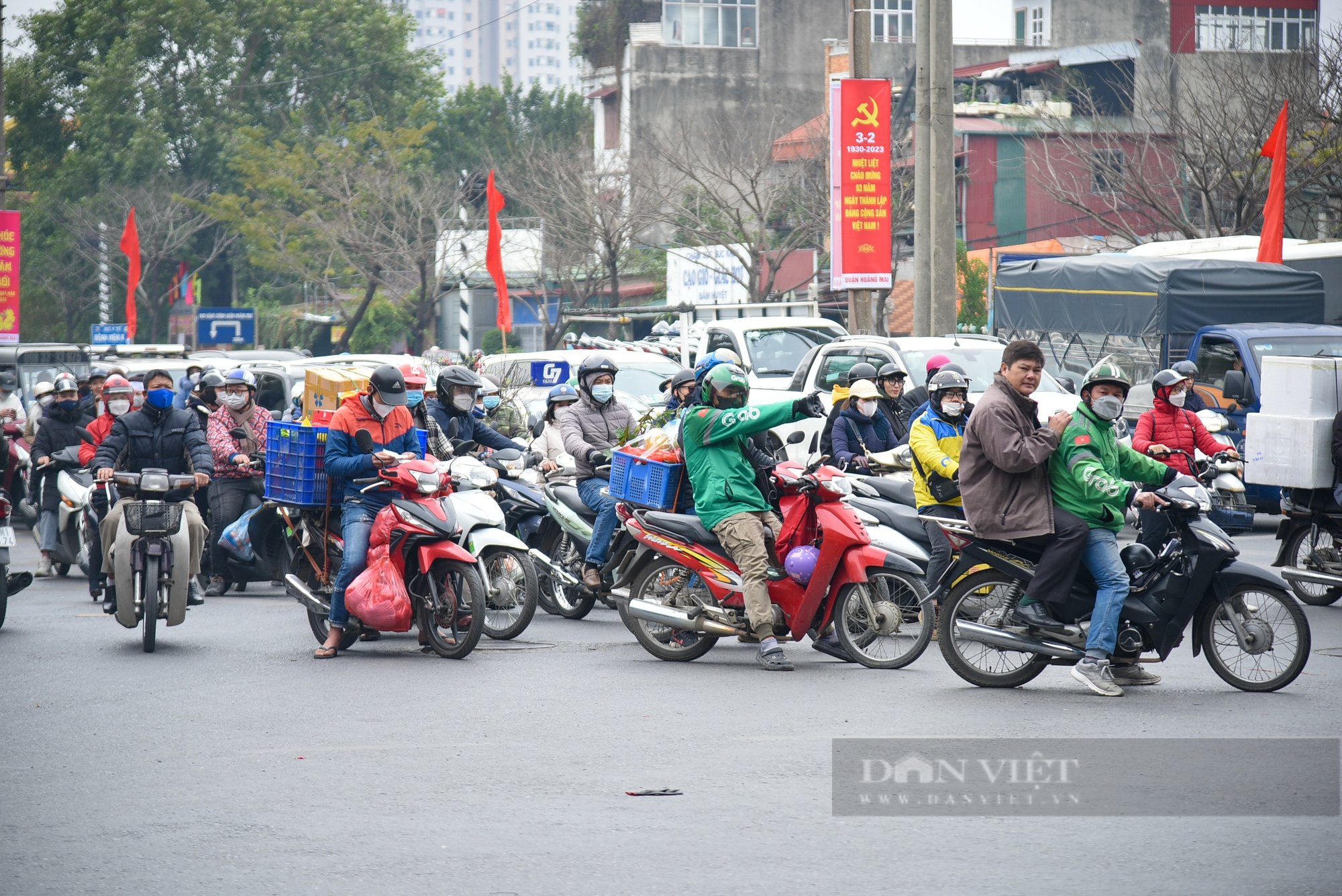 Người dân đi xe máy về quê đón Tết: &quot;Gian nan mà vui&quot; - Ảnh 4.