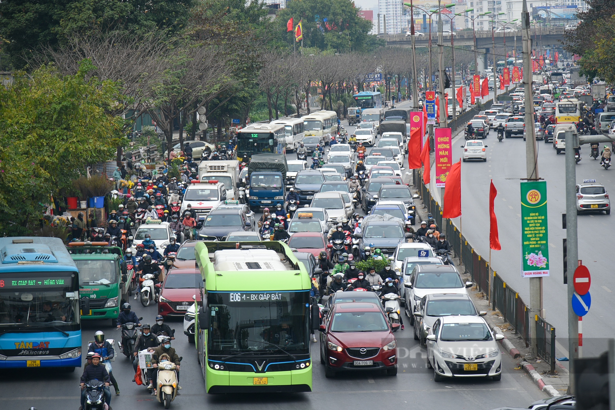 Người dân đi xe máy về quê đón Tết: &quot;Gian nan mà vui&quot; - Ảnh 6.