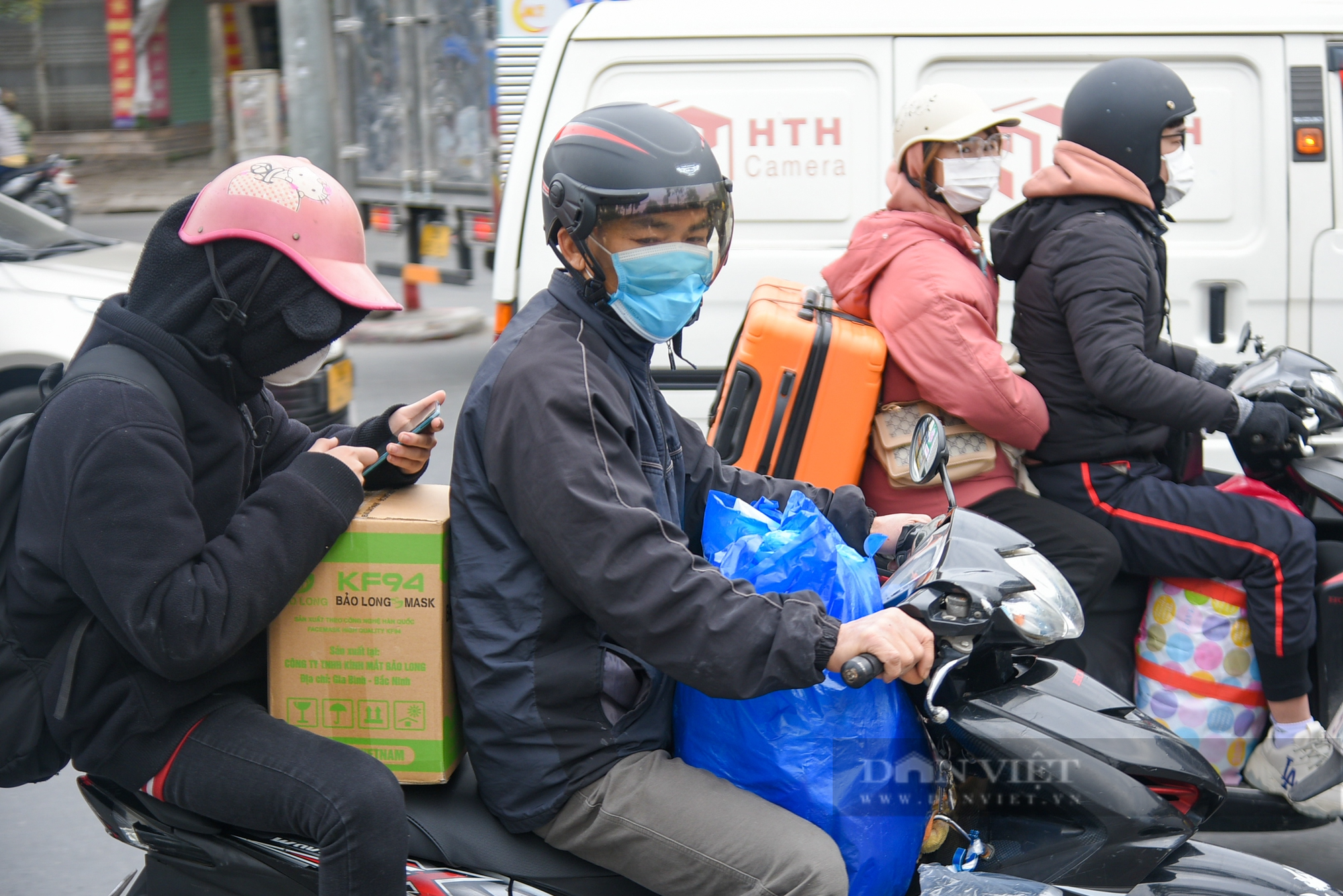 Người dân đi xe máy về quê đón Tết: &quot;Gian nan mà vui&quot; - Ảnh 8.