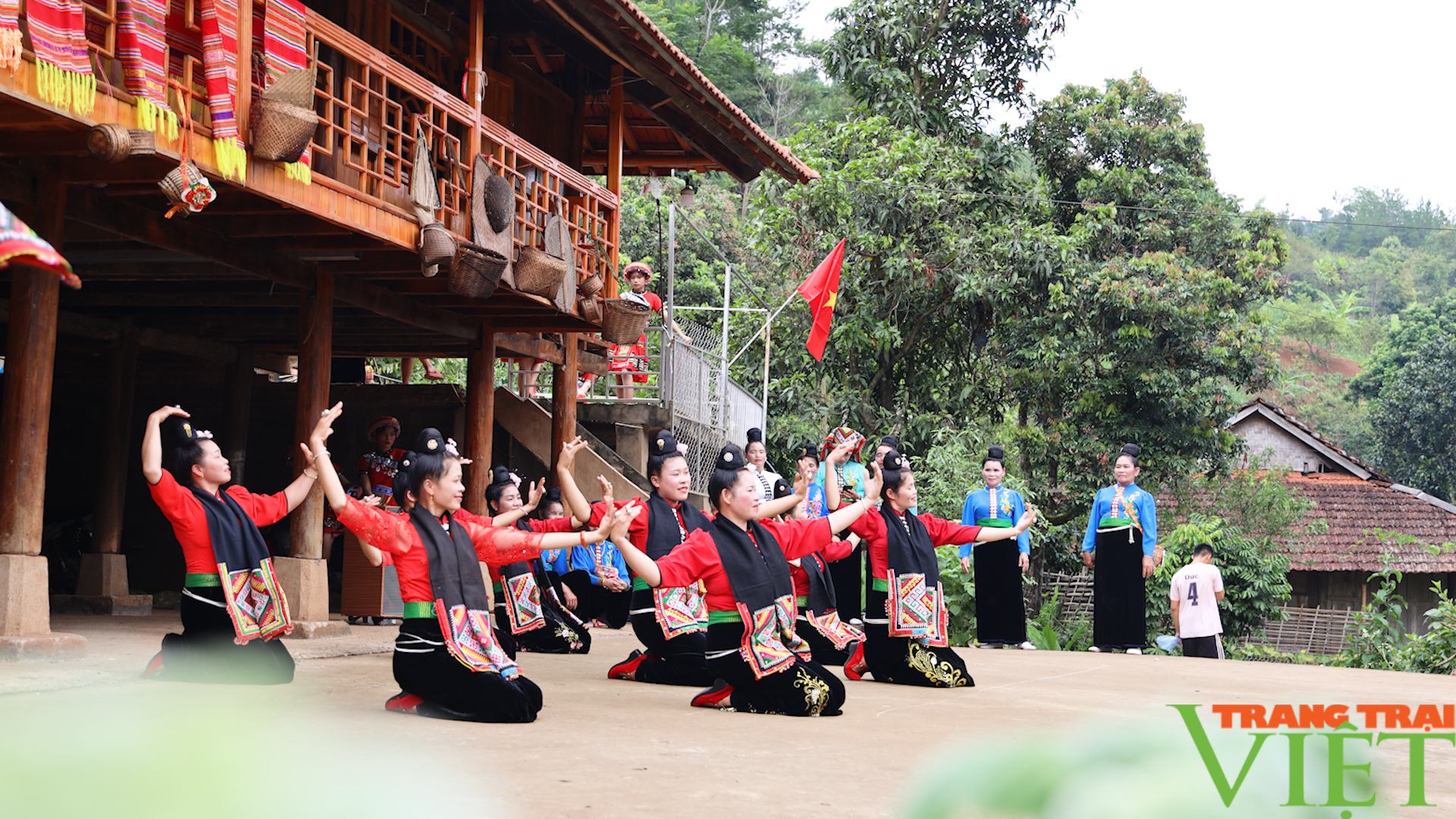 Nông dân Sơn La góp sức xây dựng nông thôn mới - Ảnh 3.