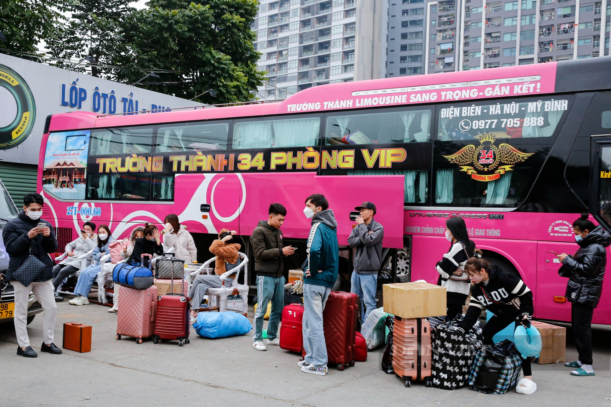Người dân mang quá nhiều hành lý rời Hà Nội nghỉ Tết, xe khách không còn chỗ chứa đồ - Ảnh 1.