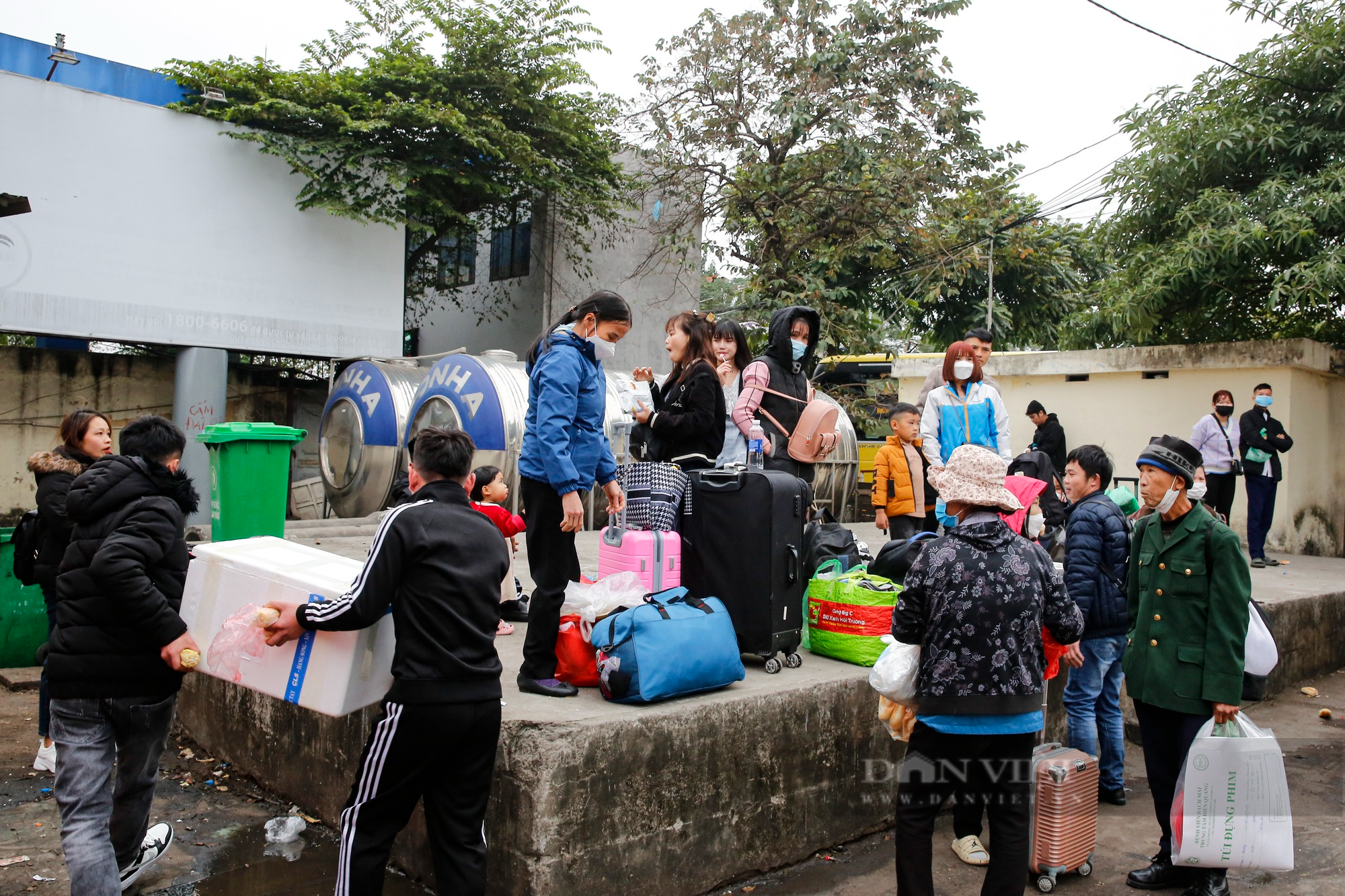 Người dân mang quá nhiều hành lý rời Hà Nội nghỉ Tết, xe khách không còn chỗ chứa đồ - Ảnh 2.