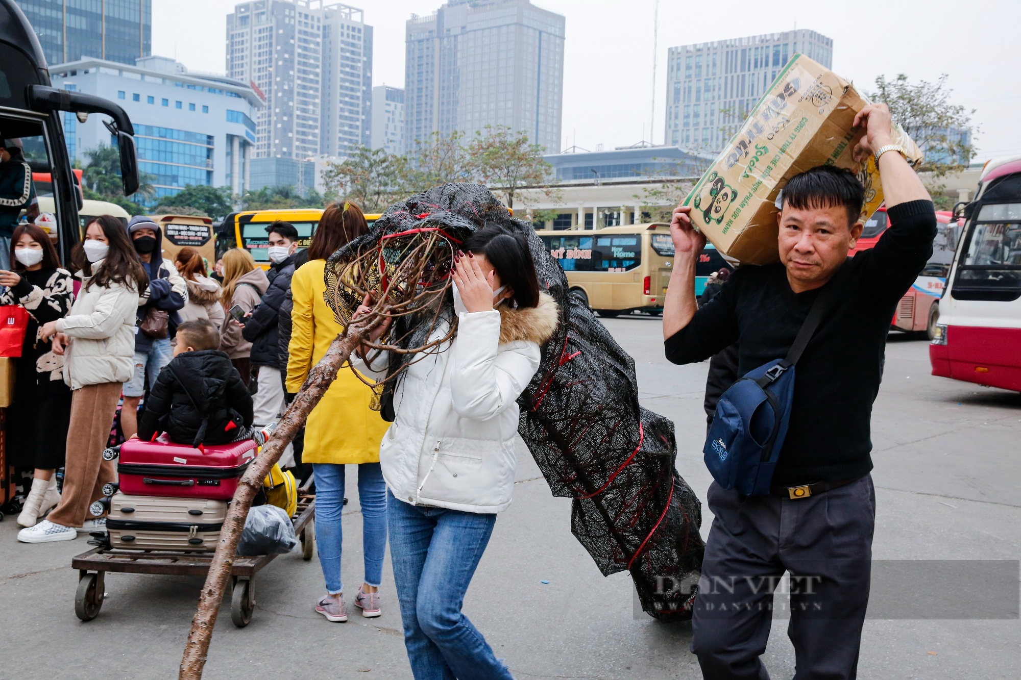 Người dân mang quá nhiều hành lý rời Hà Nội nghỉ Tết, xe khách không còn chỗ chứa đồ - Ảnh 3.