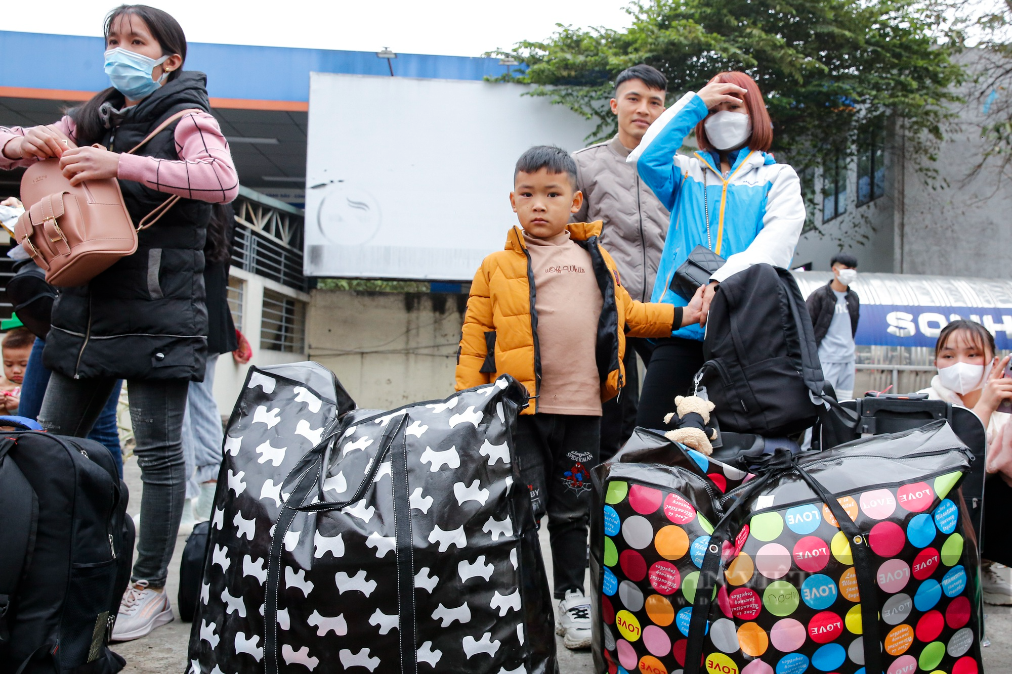 Người dân mang quá nhiều hành lý rời Hà Nội nghỉ Tết, xe khách không còn chỗ chứa đồ - Ảnh 4.