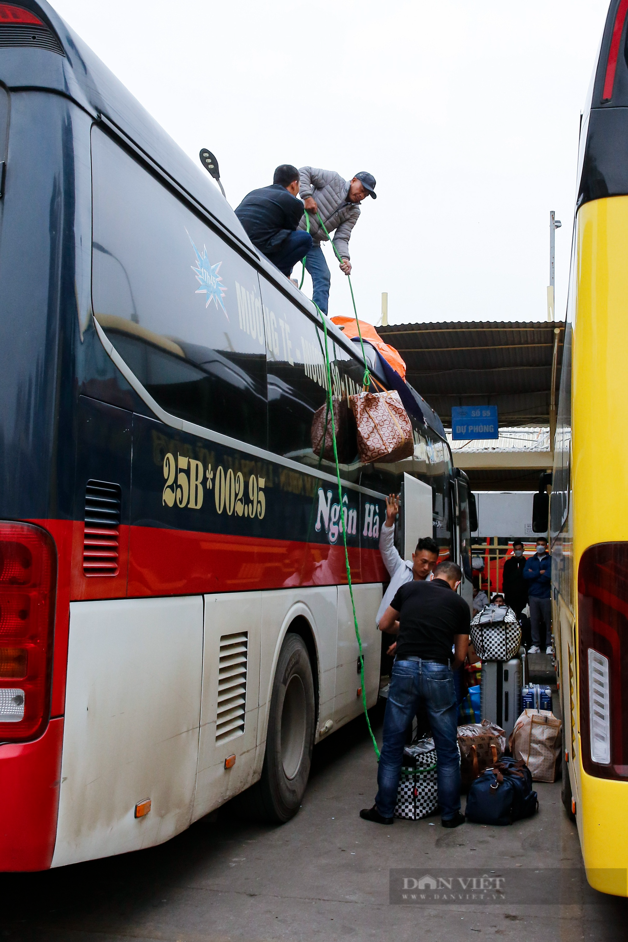 Người dân mang quá nhiều hành lý rời Hà Nội nghỉ Tết, xe khách không còn chỗ chứa đồ - Ảnh 5.