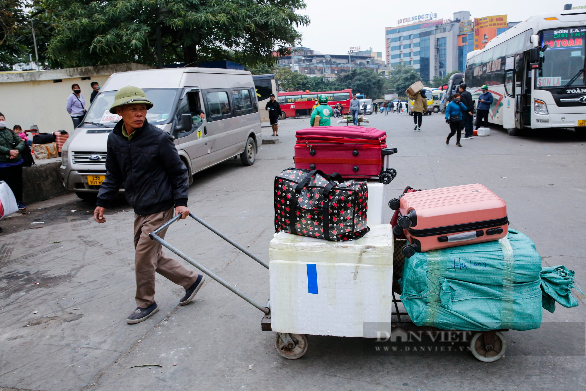 Người dân mang quá nhiều hành lý rời Hà Nội nghỉ Tết, xe khách không còn chỗ chứa đồ - Ảnh 7.