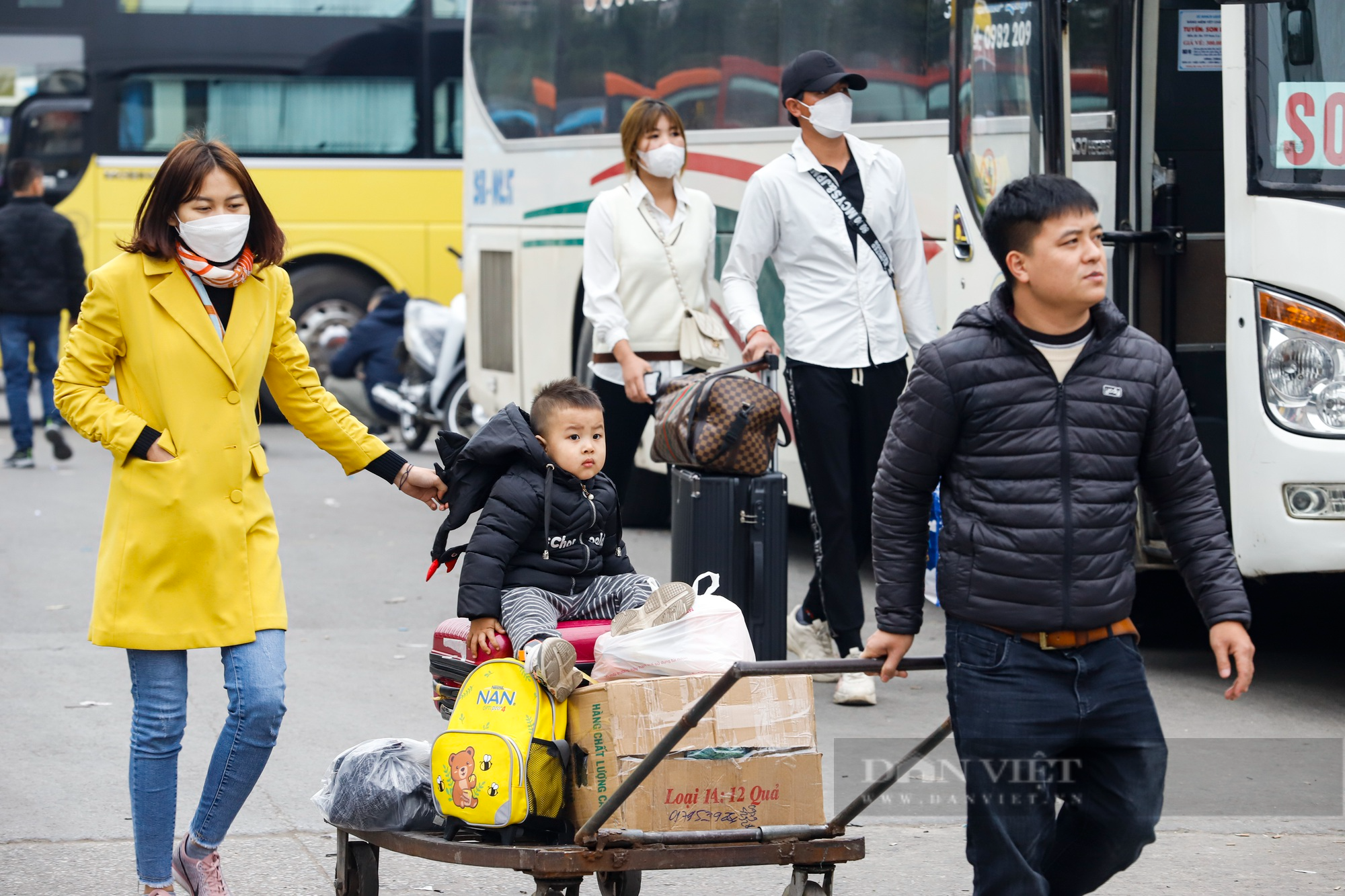 Người dân mang quá nhiều hành lý rời Hà Nội nghỉ Tết, xe khách không còn chỗ chứa đồ - Ảnh 8.