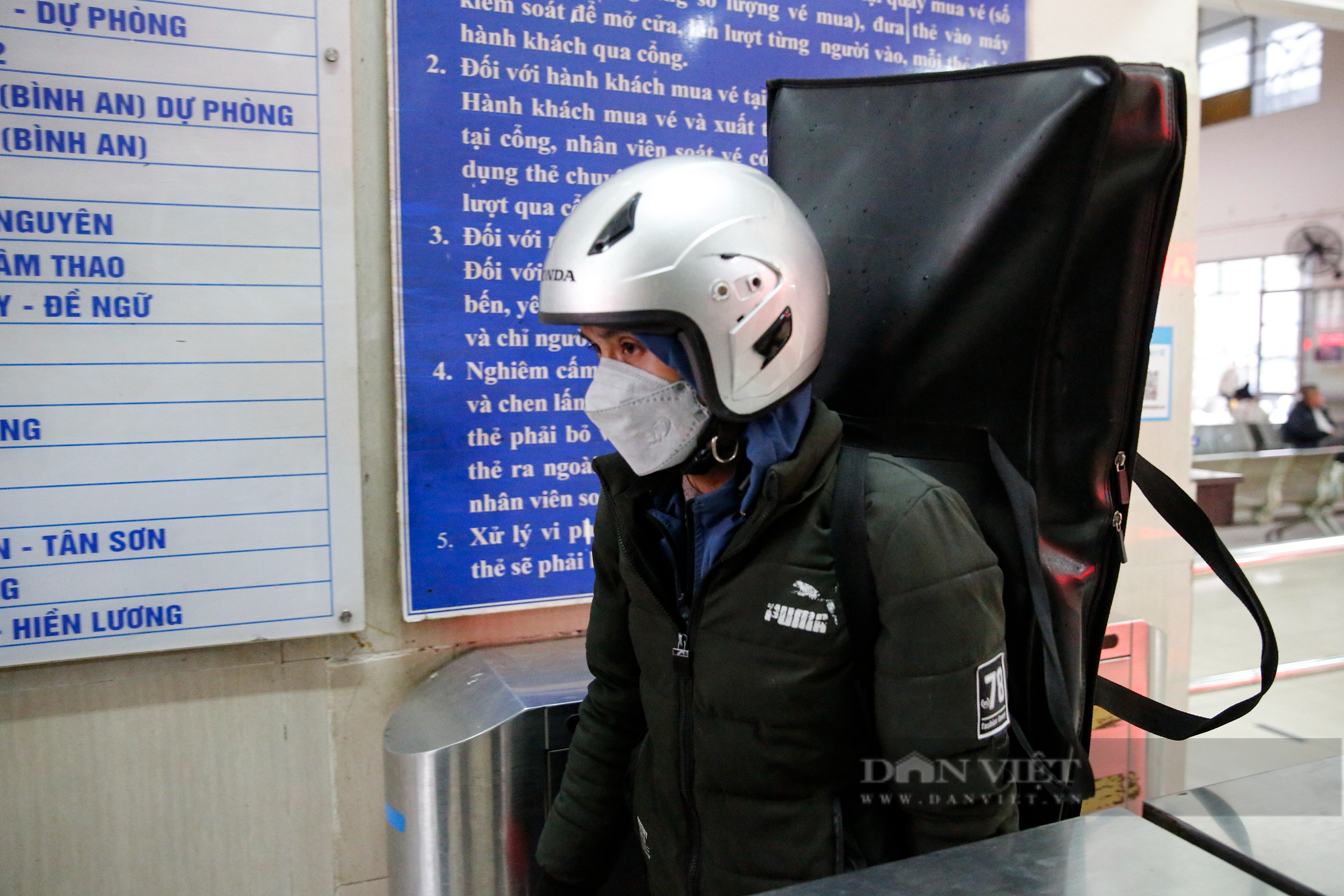 Người dân mang quá nhiều hành lý rời Hà Nội nghỉ Tết, xe khách không còn chỗ chứa đồ - Ảnh 9.