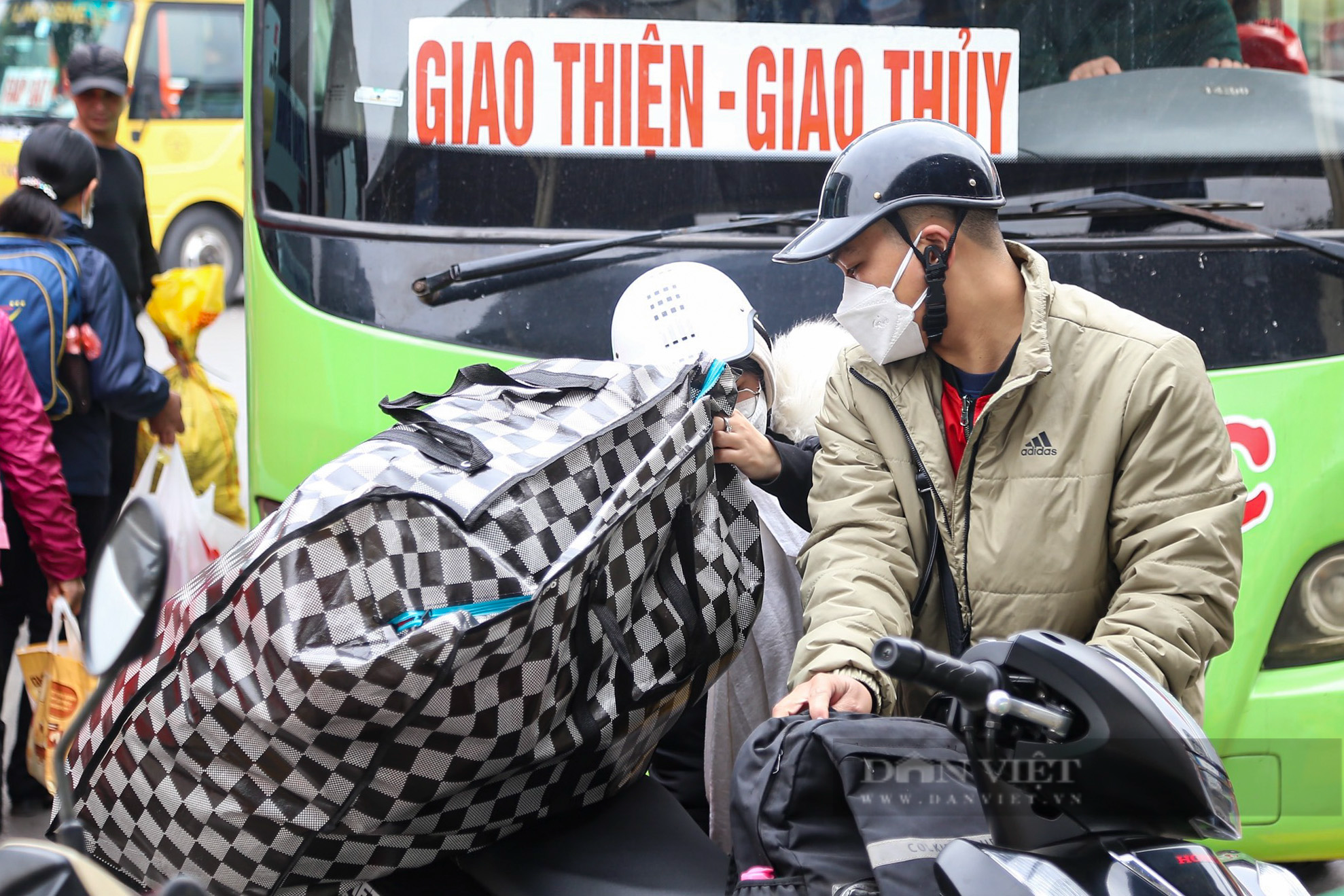Người dân mang quá nhiều hành lý rời Hà Nội nghỉ Tết, xe khách không còn chỗ chứa đồ - Ảnh 11.