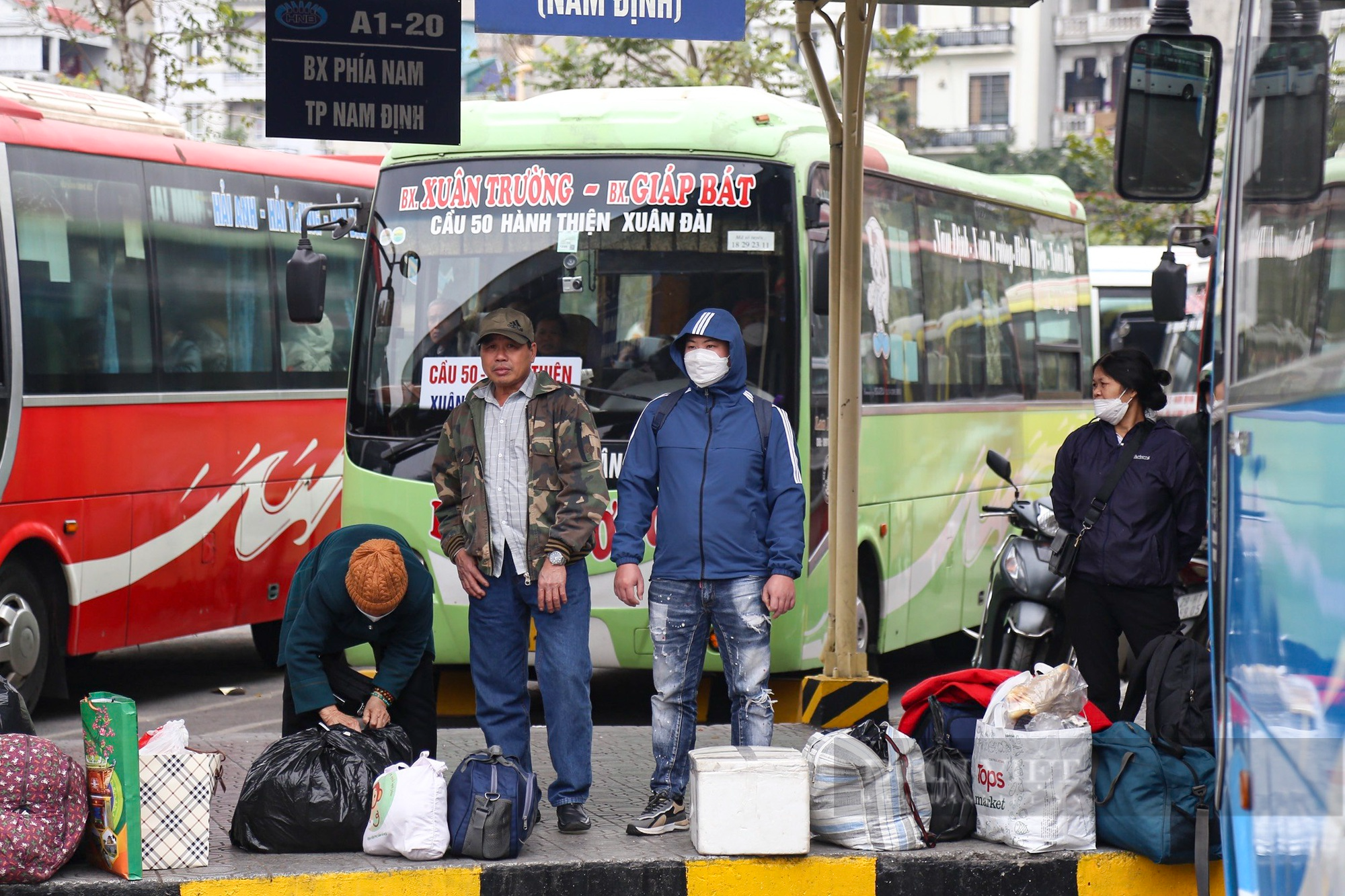 Người dân mang quá nhiều hành lý rời Hà Nội nghỉ Tết, xe khách không còn chỗ chứa đồ - Ảnh 12.