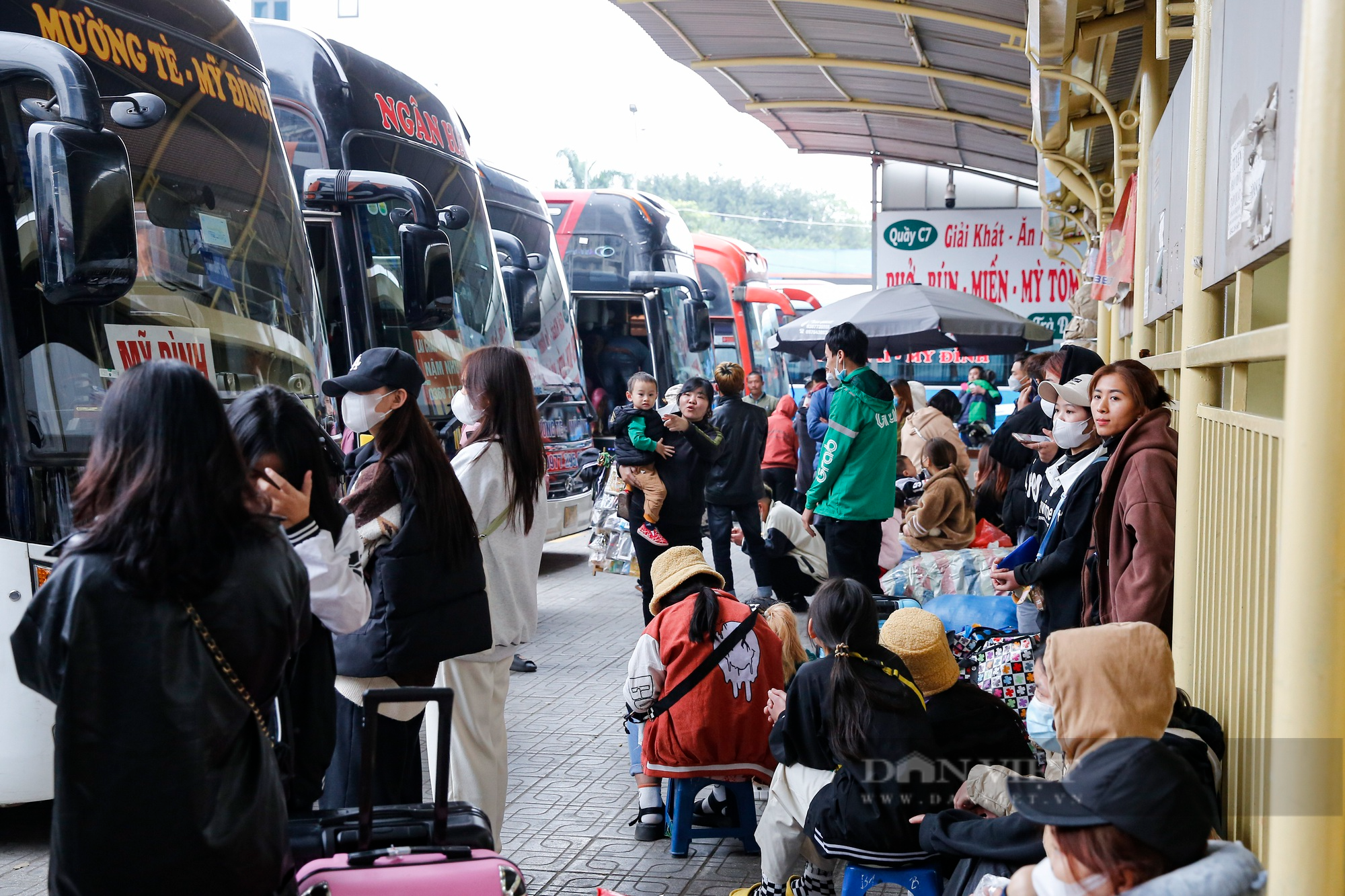 Người dân mang quá nhiều hành lý rời Hà Nội nghỉ Tết, xe khách không còn chỗ chứa đồ - Ảnh 13.