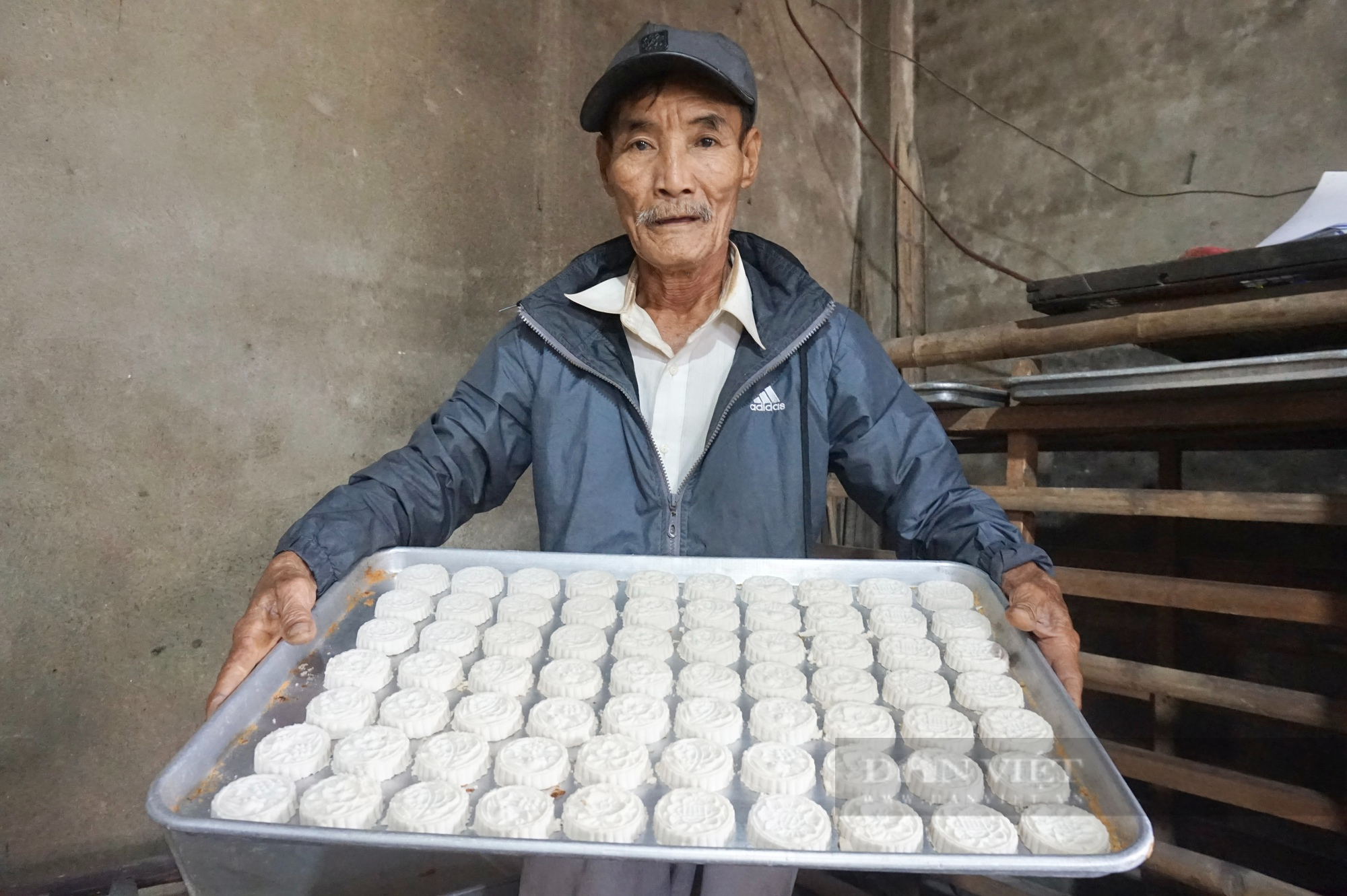 Dân làng này rủ nhau gõ lốc cốc, làm ra vật phẩm không thể thiếu trong ngày Tết của người miền Trung - Ảnh 3.